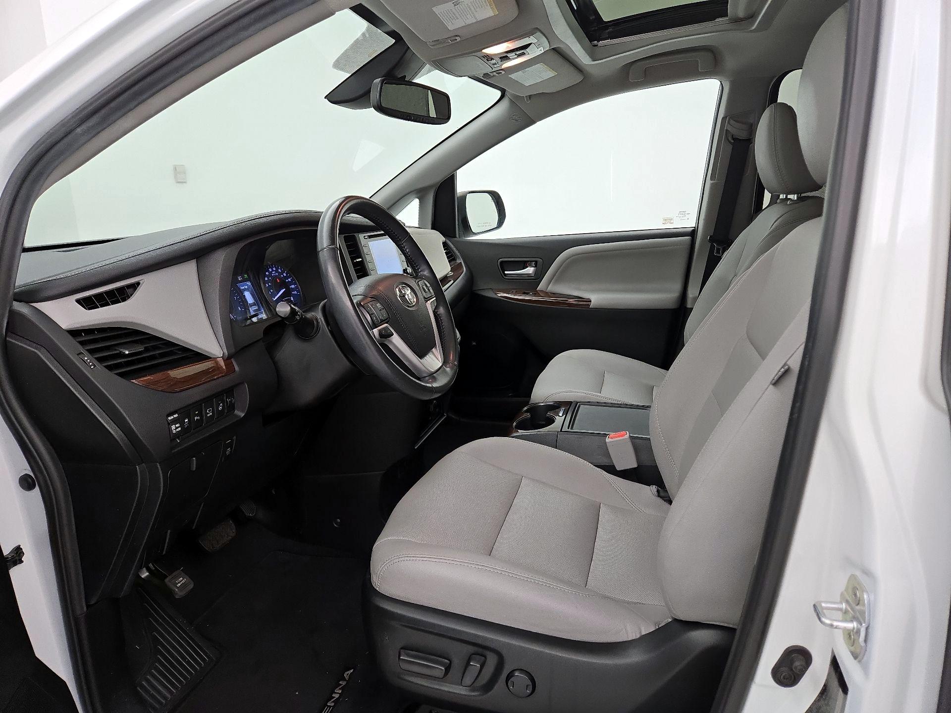 Thumbnail: 2020 Toyota Sienna - 9