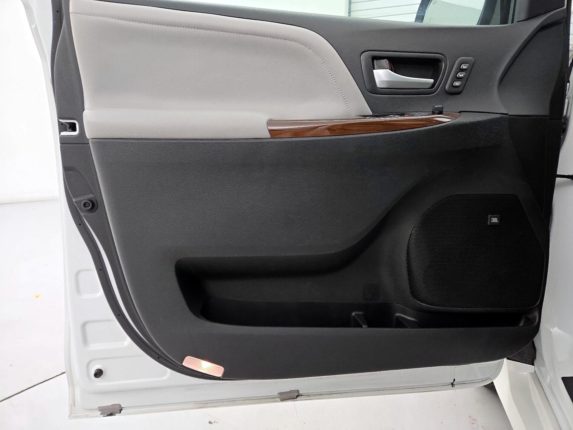 Thumbnail: 2020 Toyota Sienna - 10