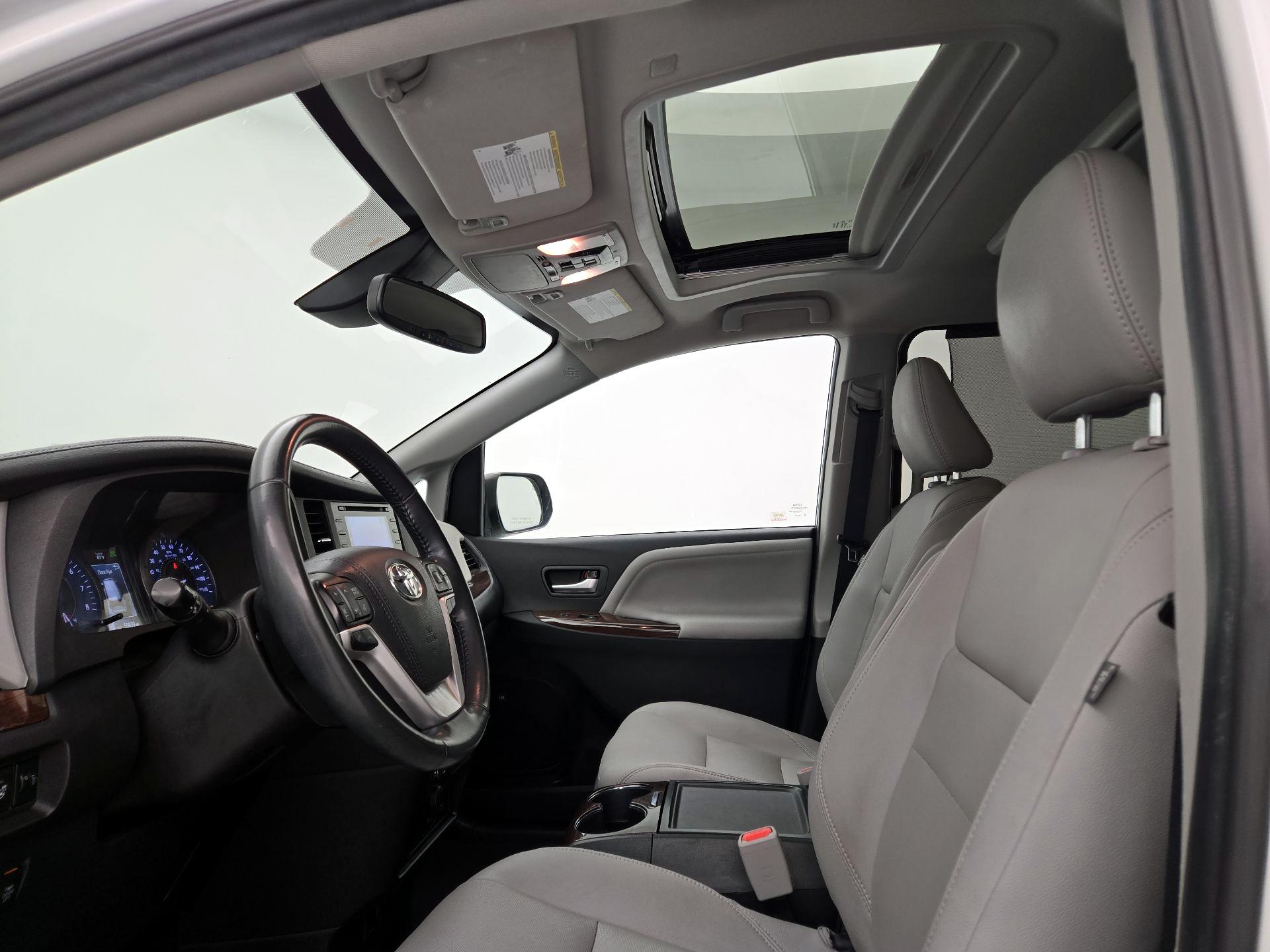 Thumbnail: 2020 Toyota Sienna - 18
