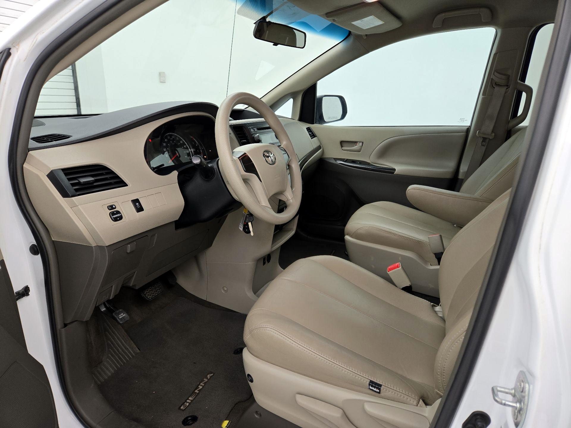 Thumbnail: 2013 Toyota Sienna - 9