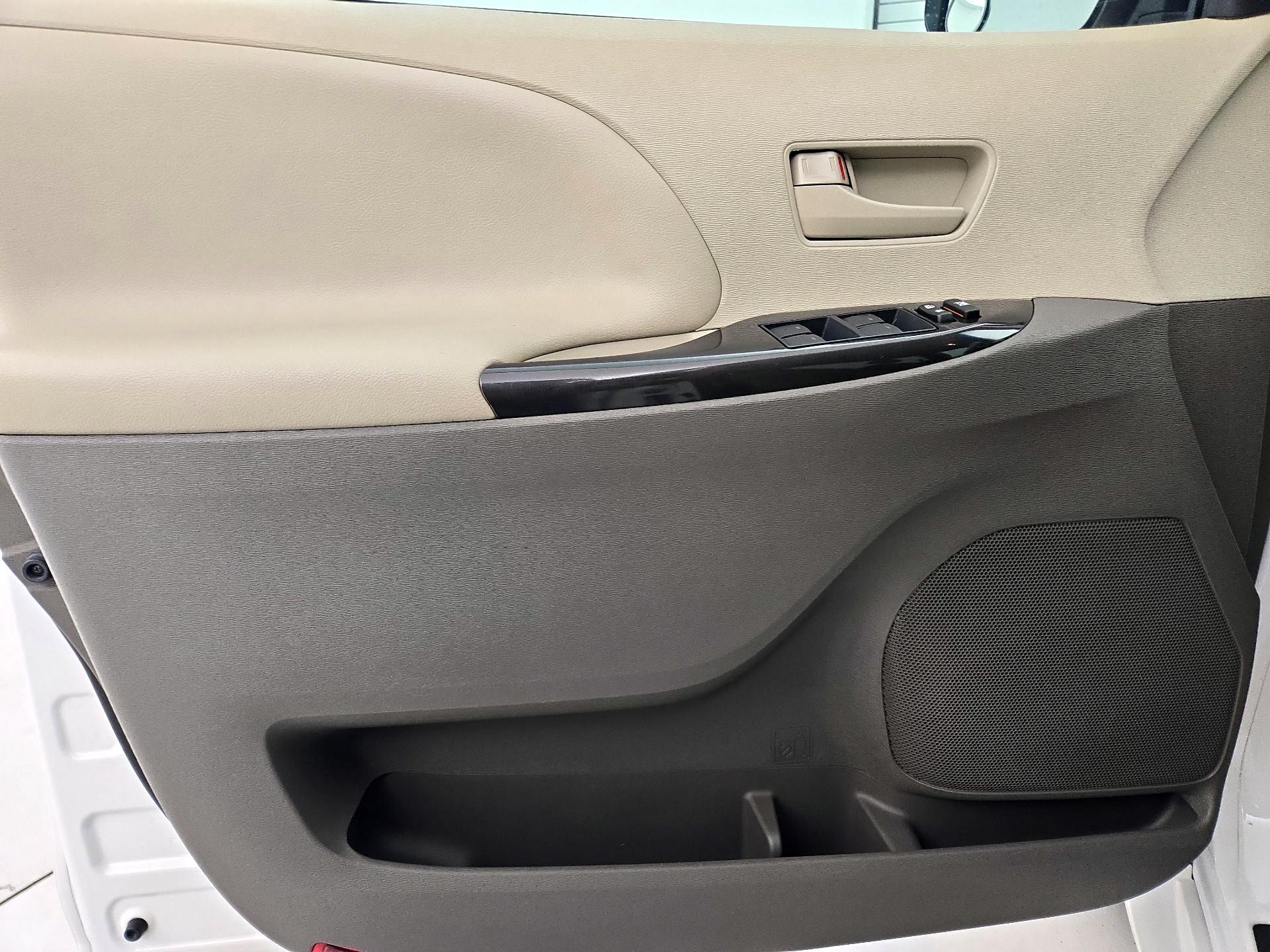 Thumbnail: 2013 Toyota Sienna - 10