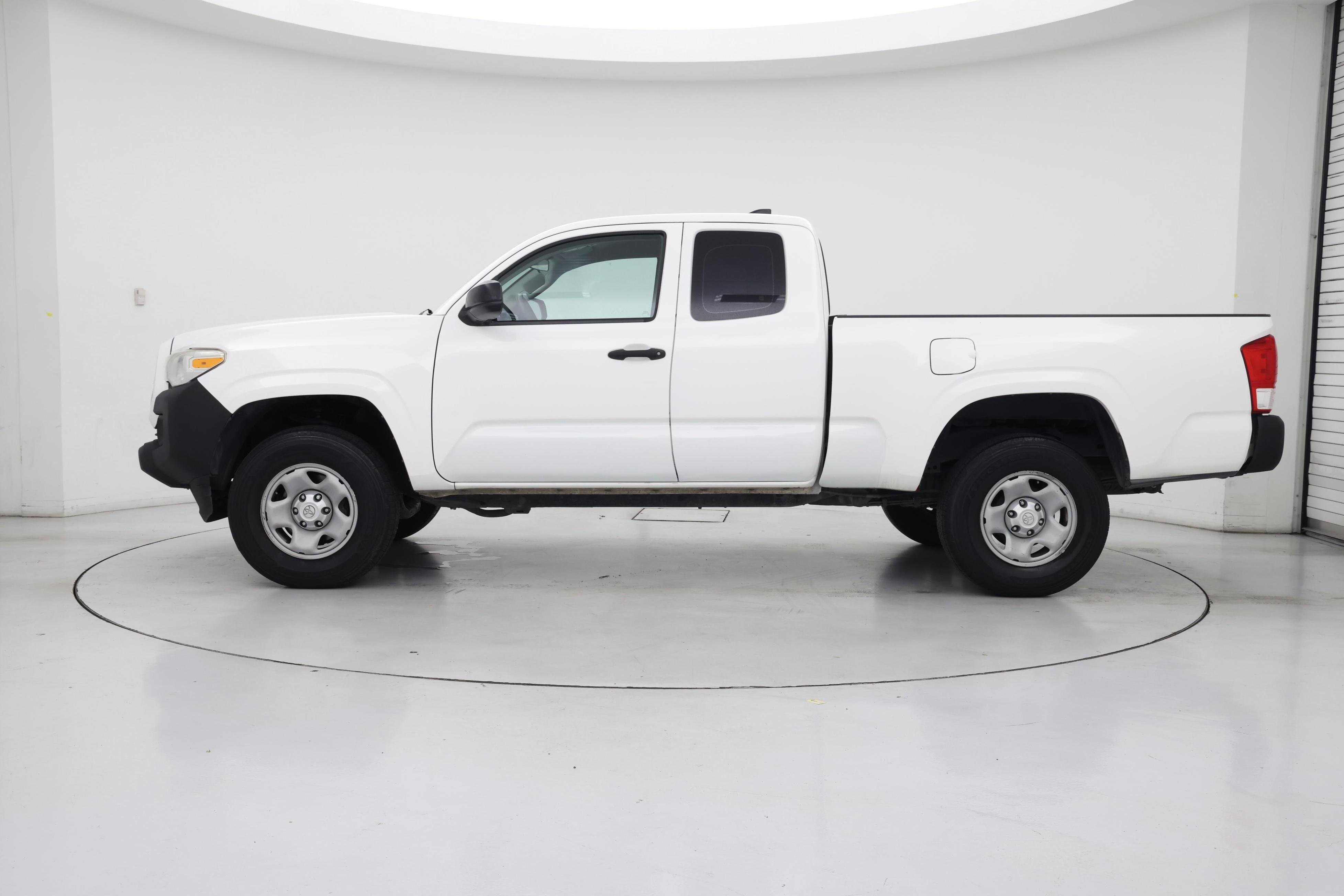 Thumbnail: 2017 Toyota Tacoma - 3