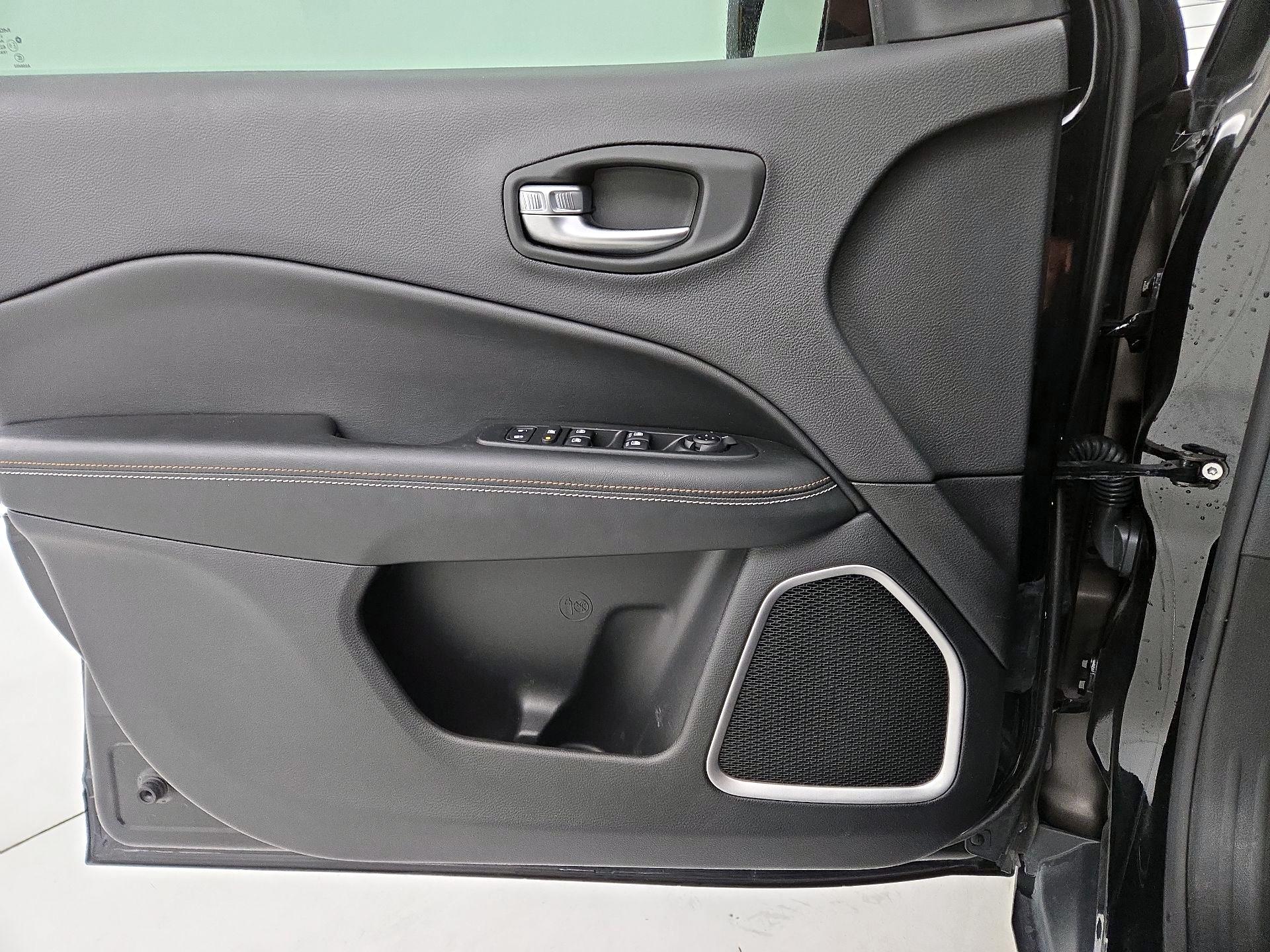 Thumbnail: 2018 Jeep Compass - 10