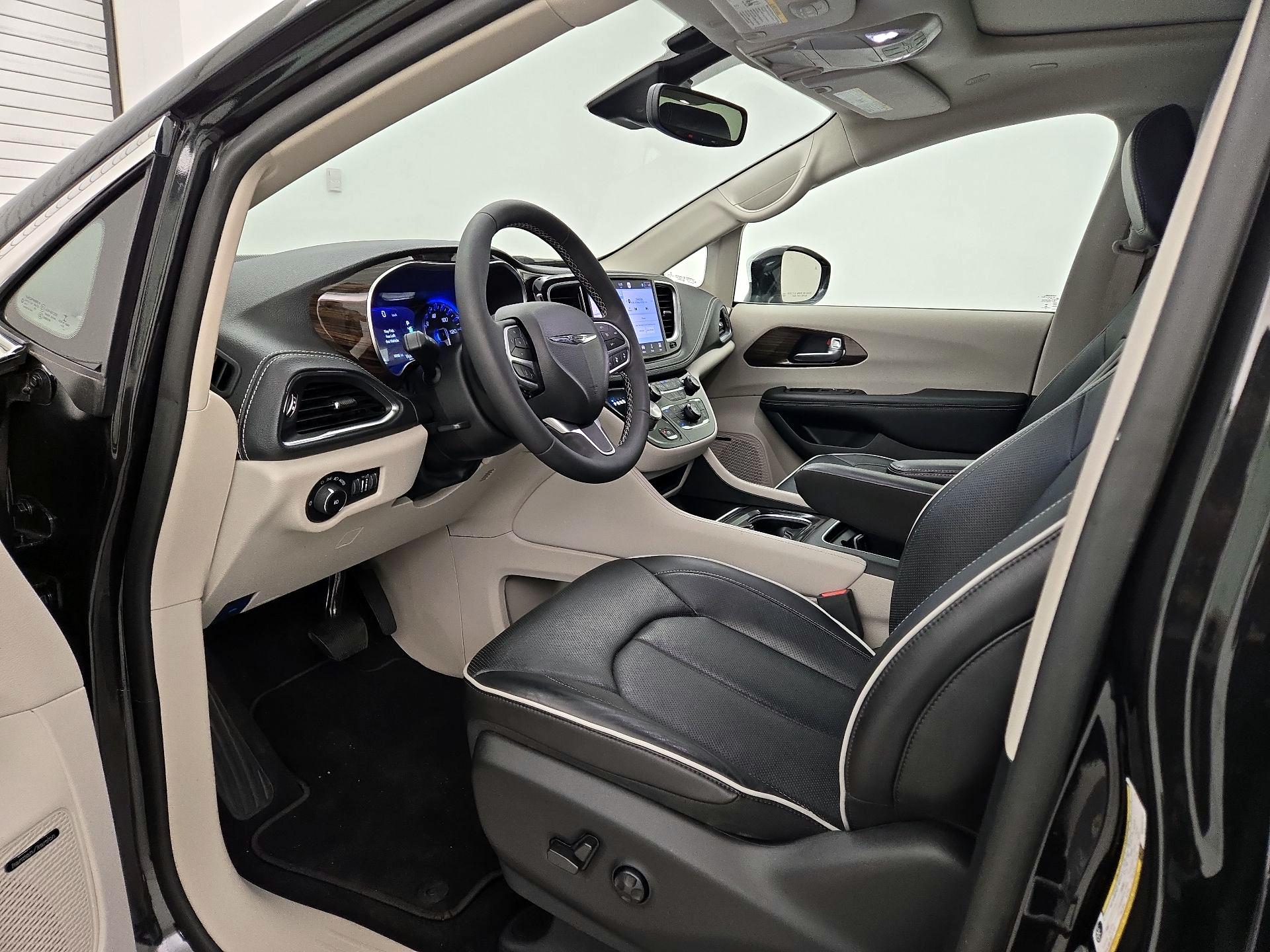 Thumbnail: 2022 Chrysler Pacifica - 9