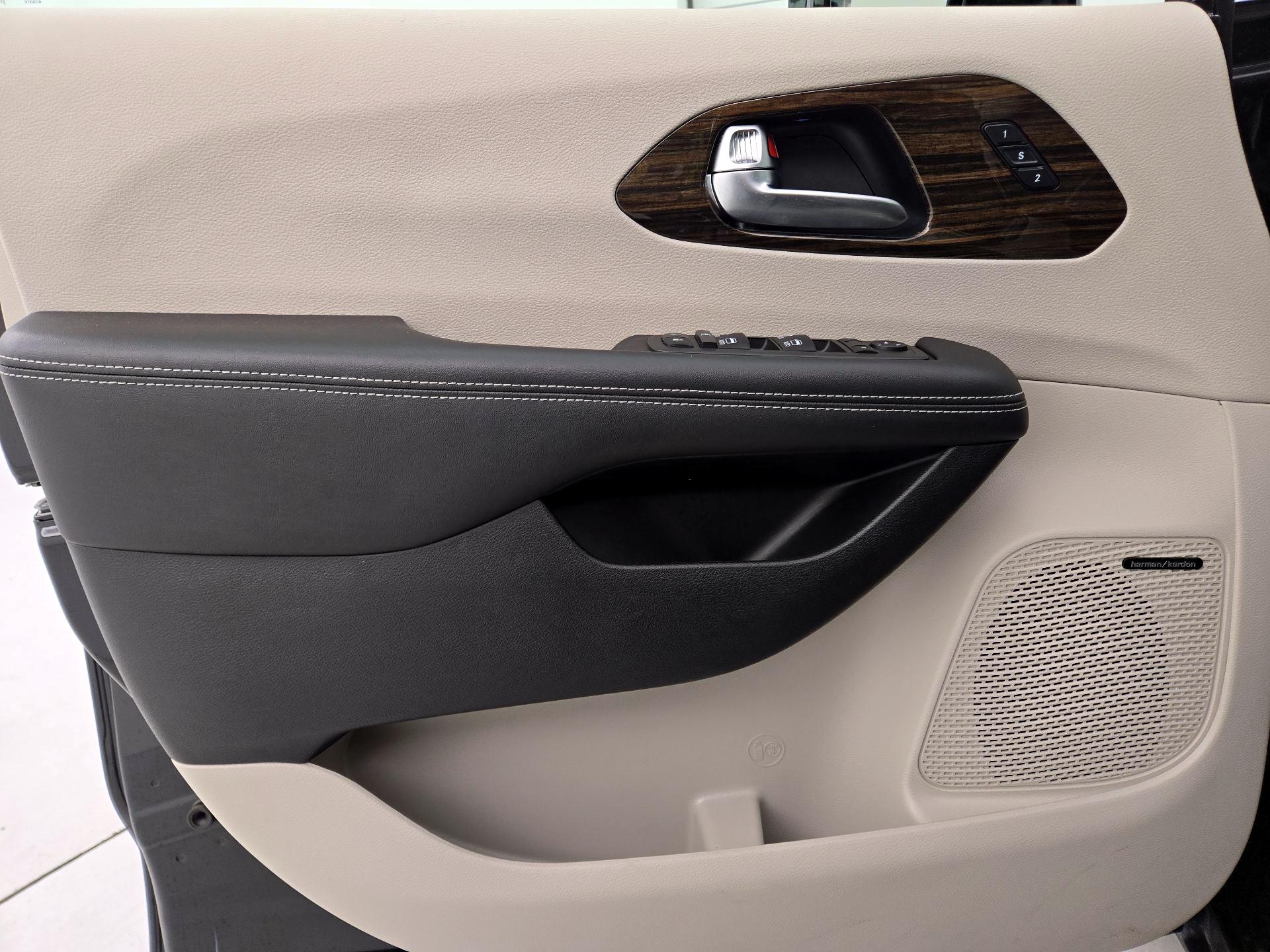 Thumbnail: 2022 Chrysler Pacifica - 10