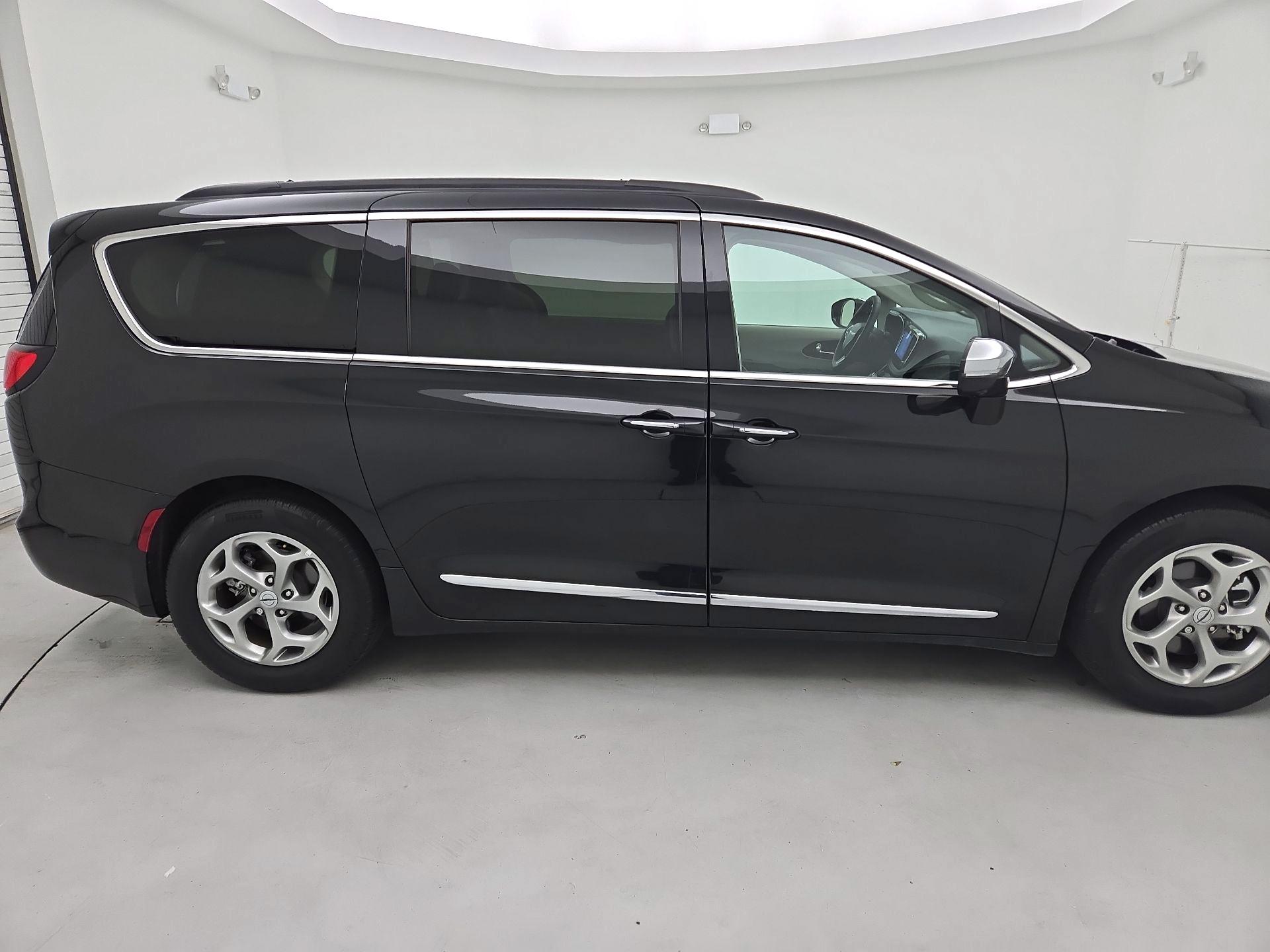 Thumbnail: 2022 Chrysler Pacifica - 4