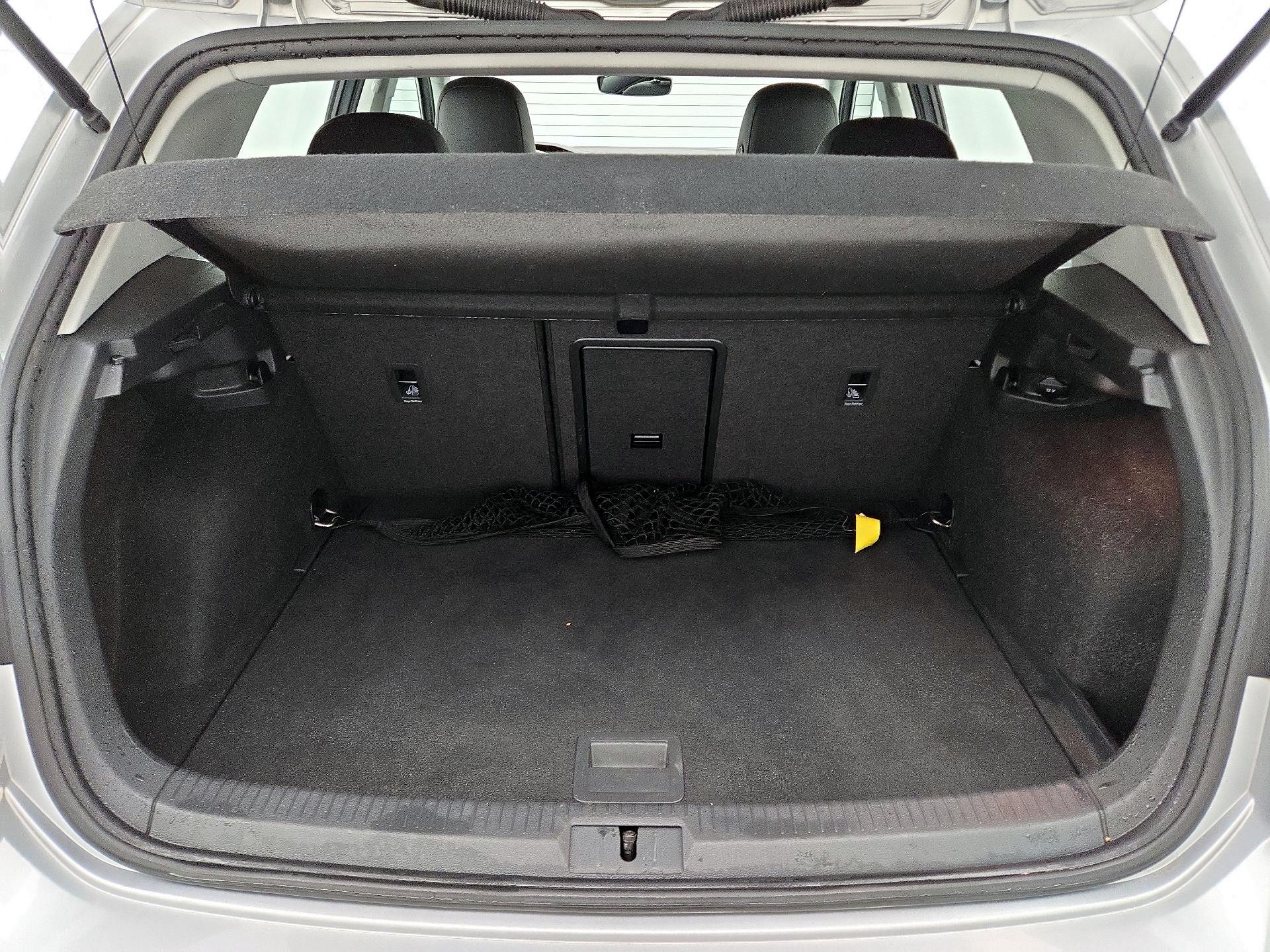 Thumbnail: 2019 Volkswagen e-Golf - 19