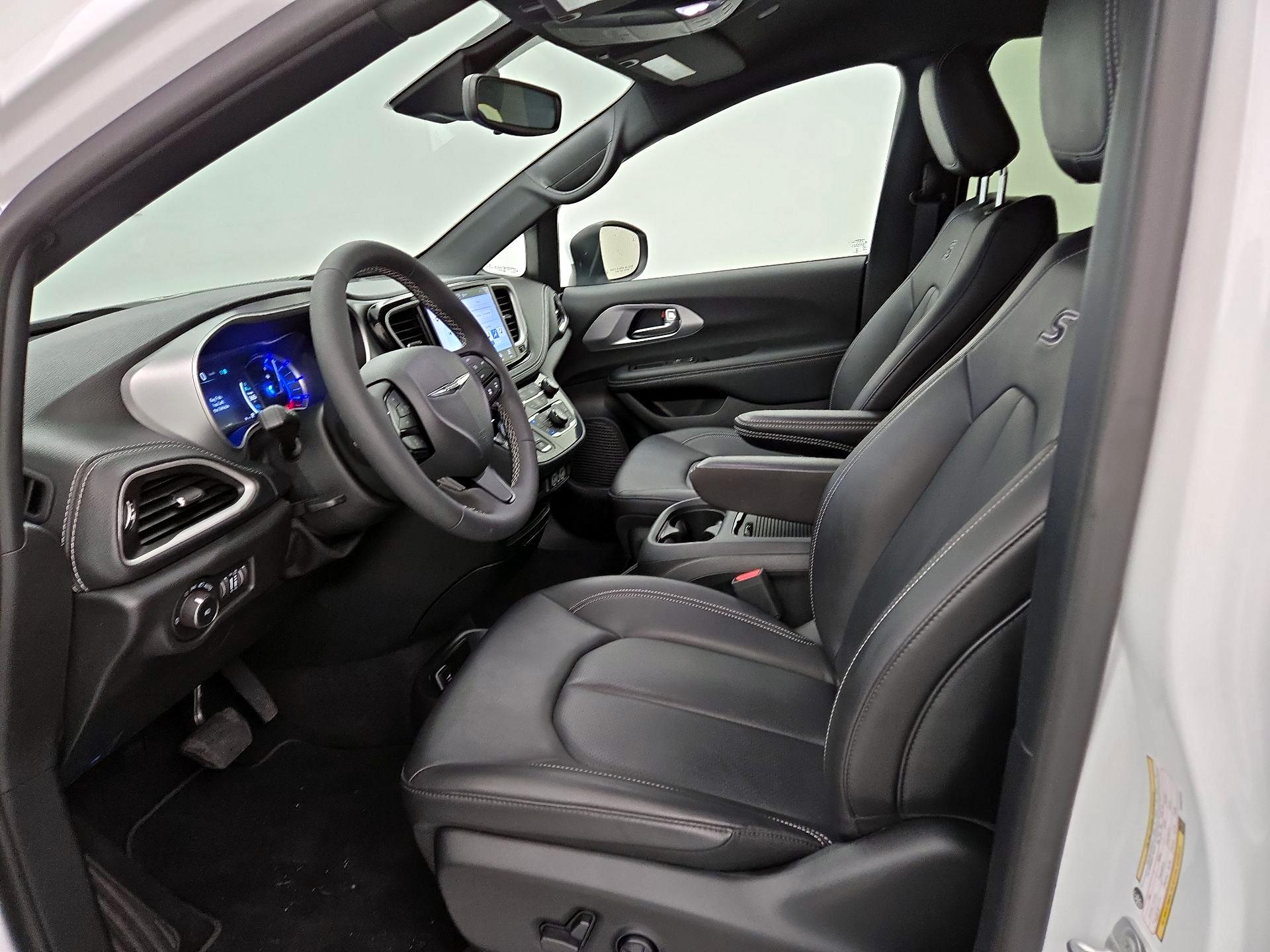 Thumbnail: 2023 Chrysler Pacifica - 9