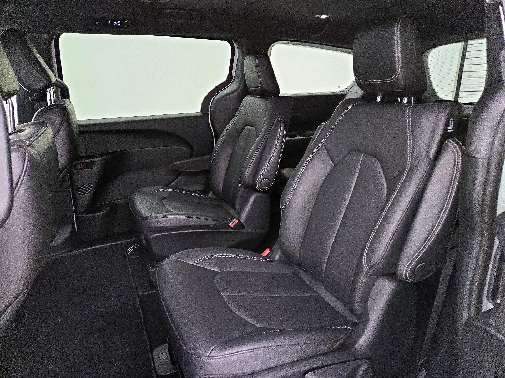 Thumbnail: 2023 Chrysler Pacifica - 17