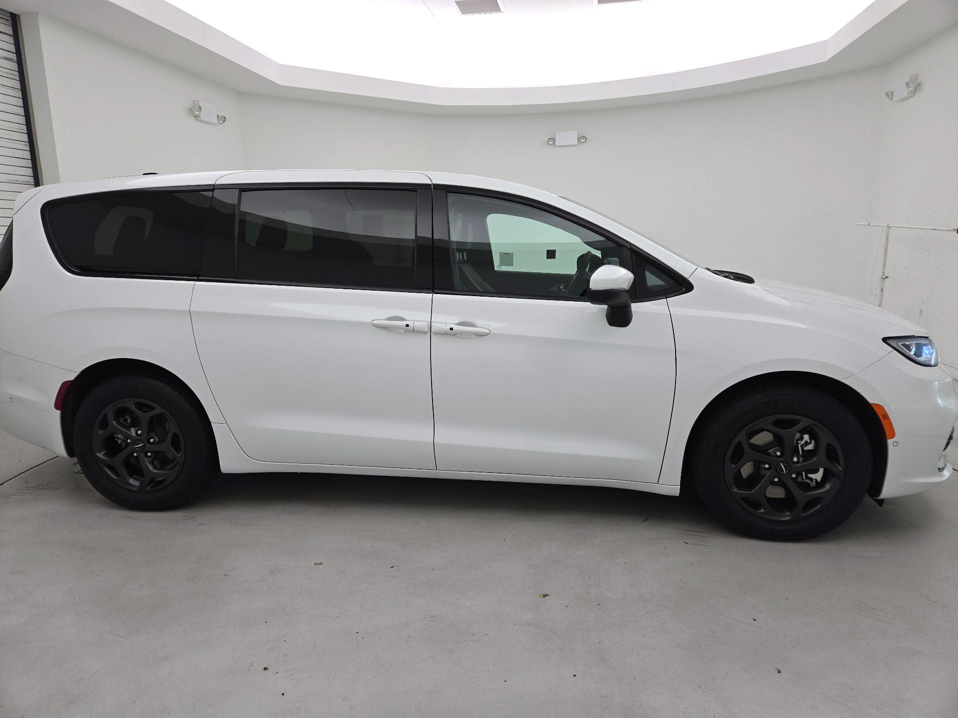 Thumbnail: 2023 Chrysler Pacifica - 4