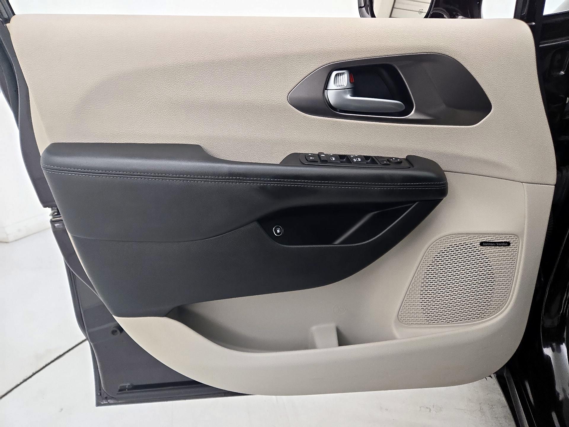 Thumbnail: 2018 Chrysler Pacifica - 12