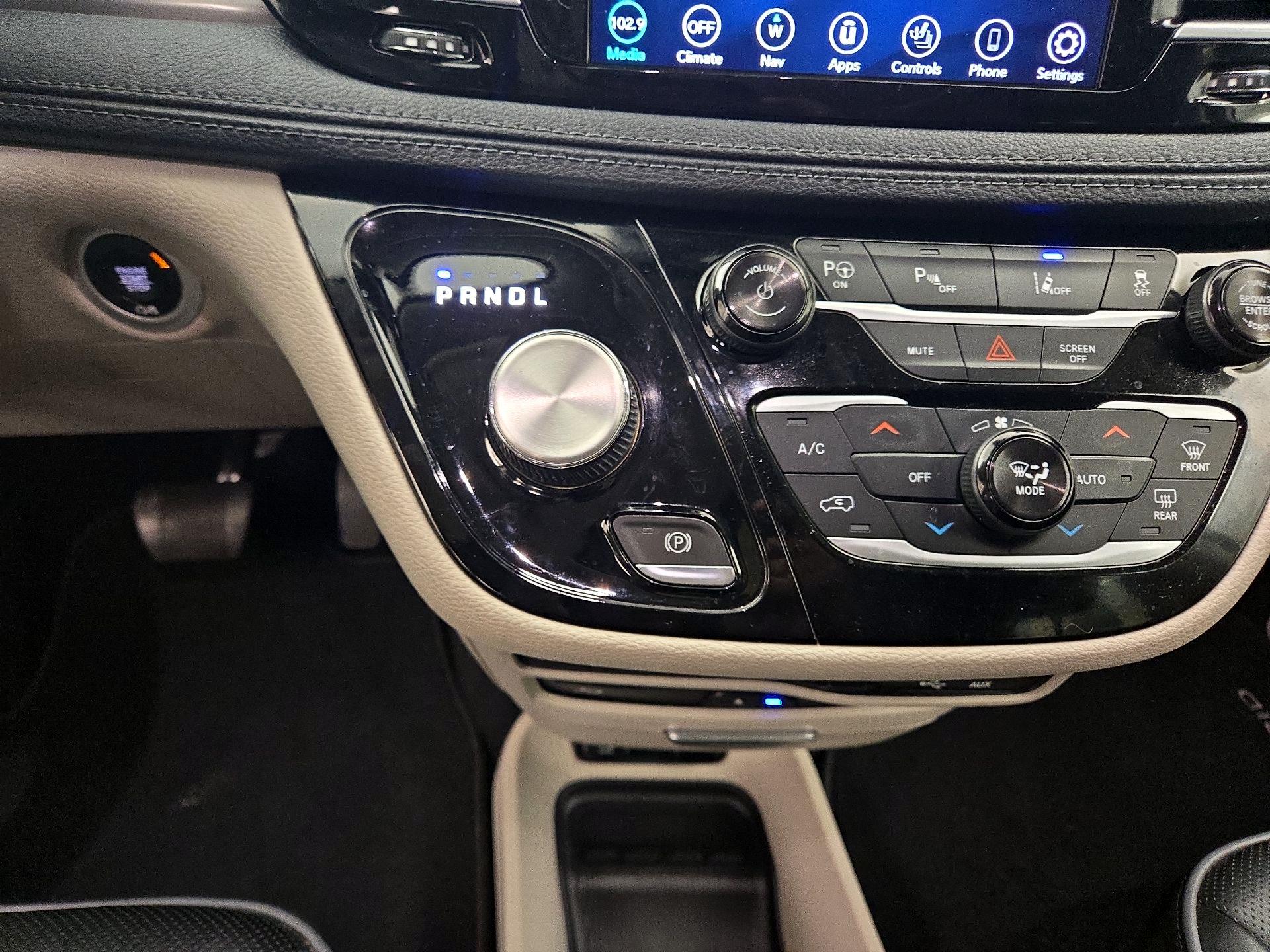 Thumbnail: 2018 Chrysler Pacifica - 17