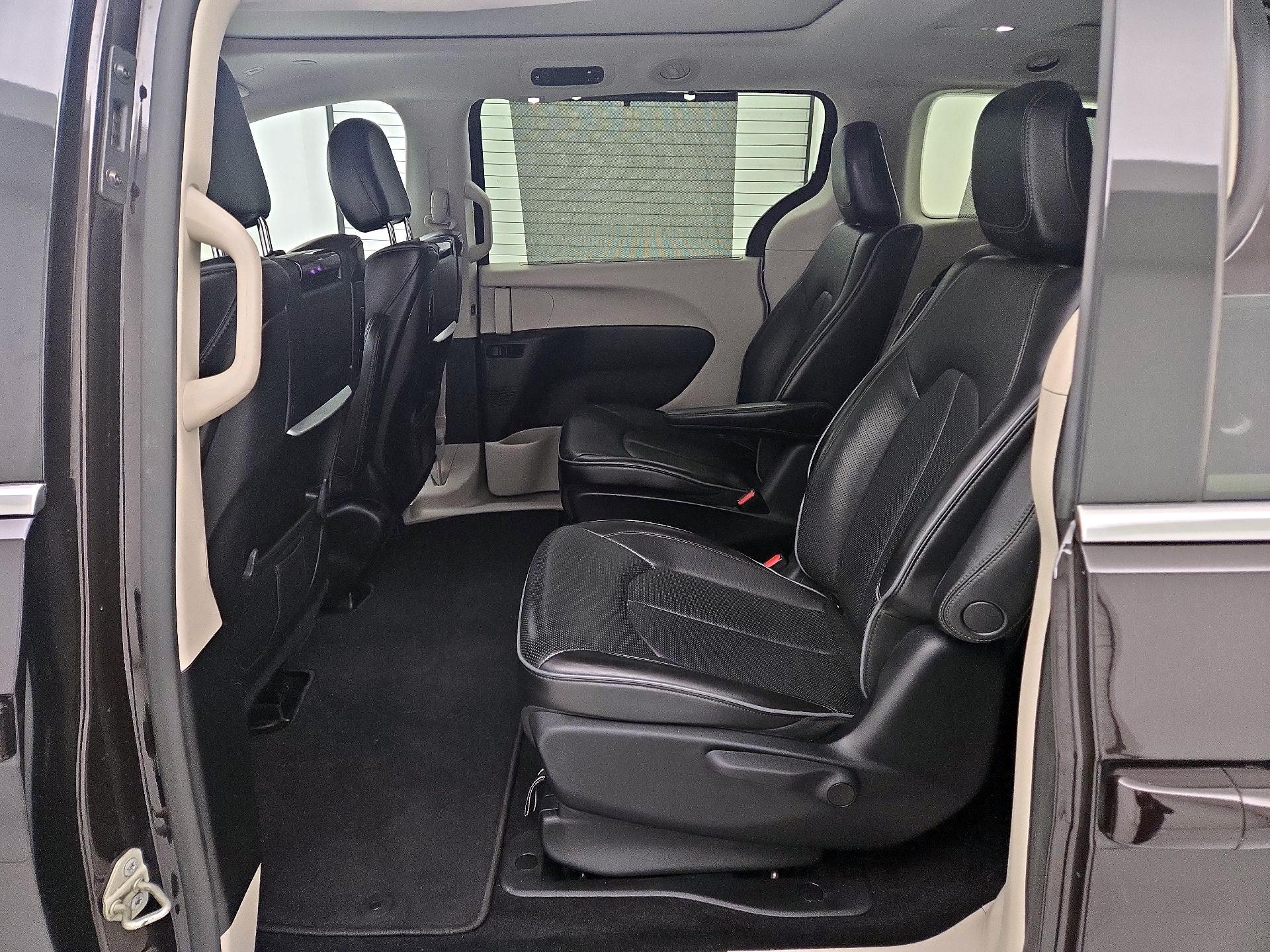 Thumbnail: 2018 Chrysler Pacifica - 18
