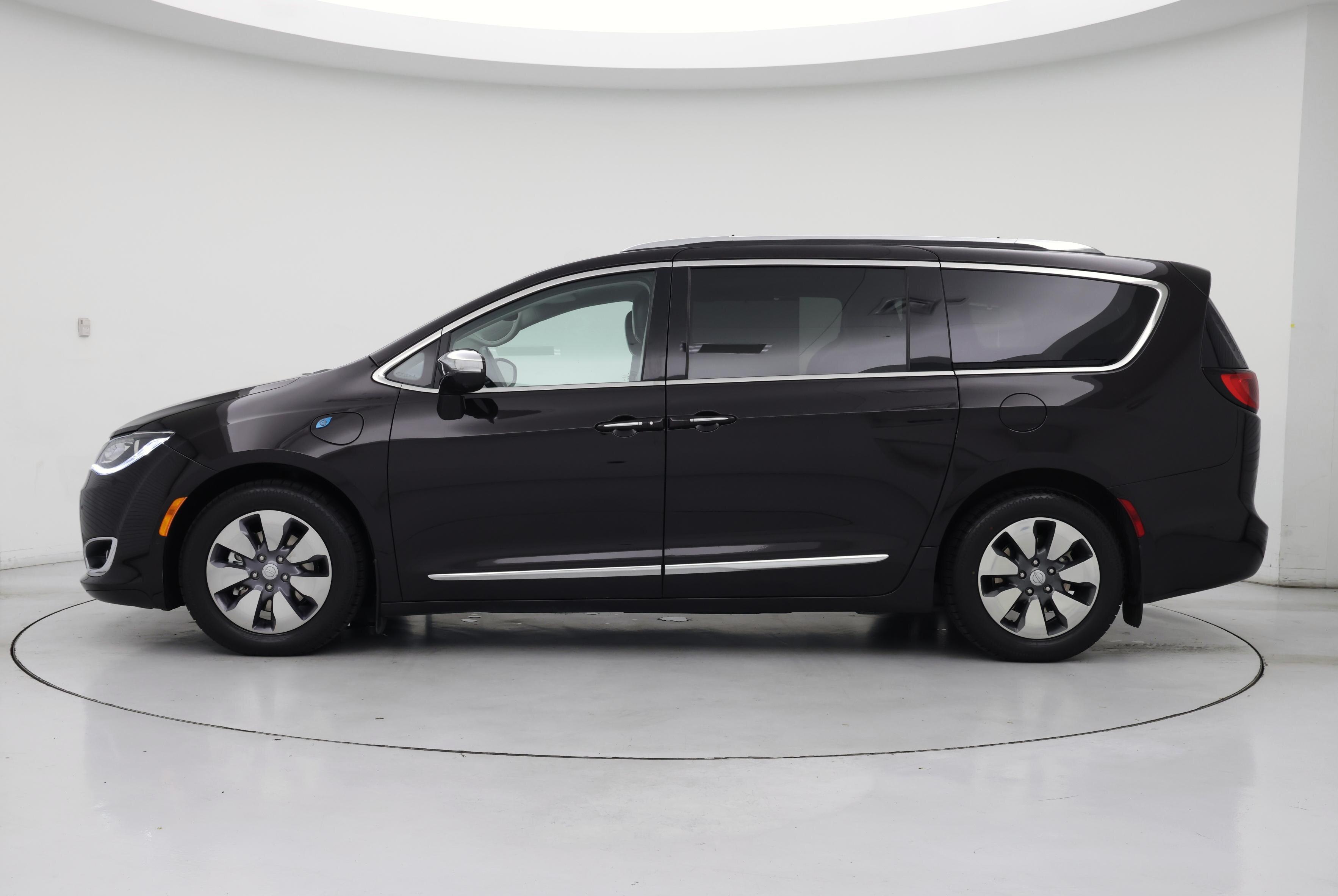 Thumbnail: 2018 Chrysler Pacifica - 3
