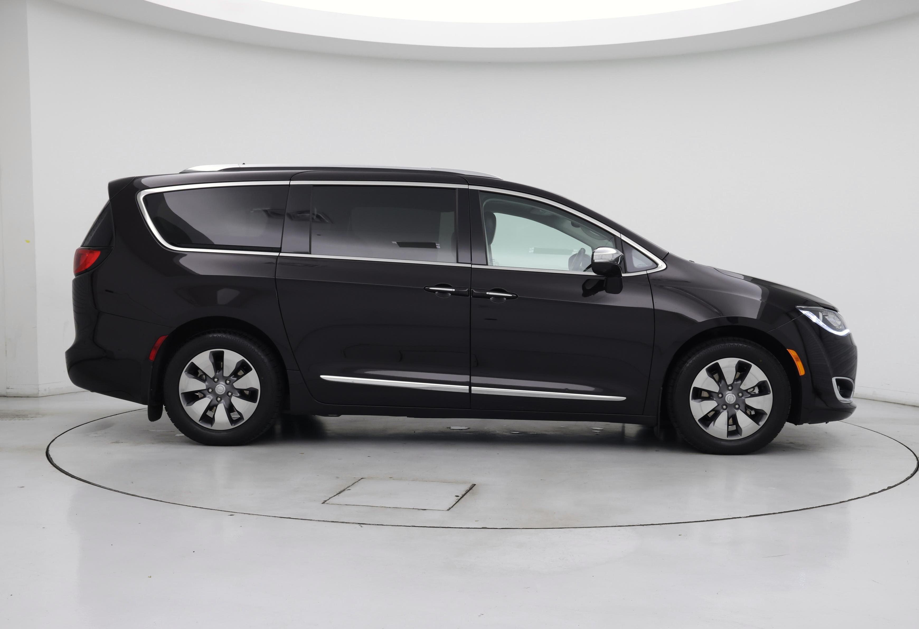 Thumbnail: 2018 Chrysler Pacifica - 7
