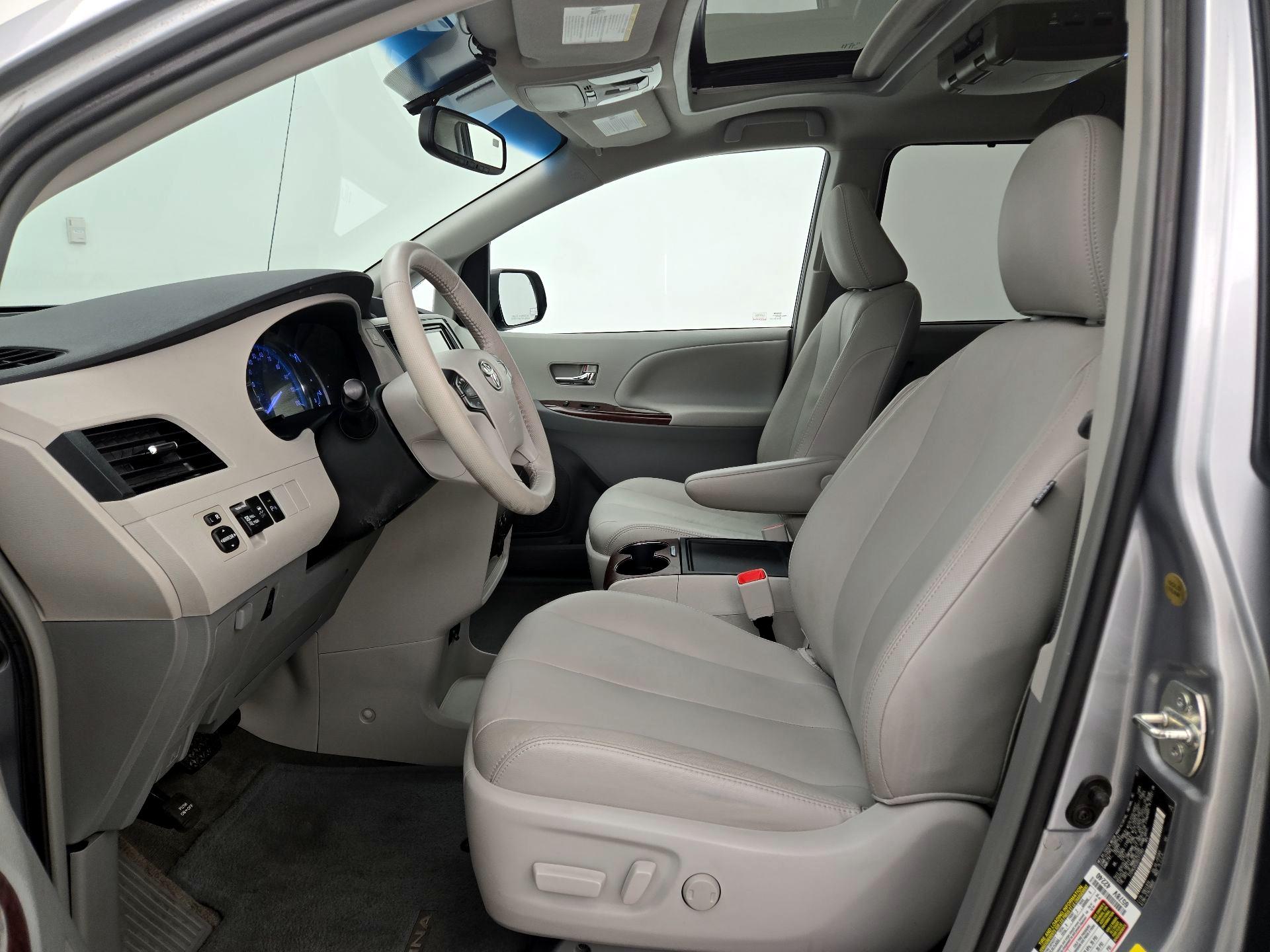Thumbnail: 2013 Toyota Sienna - 9