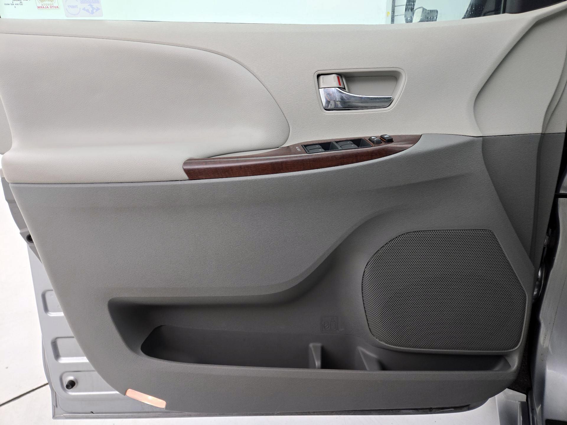 Thumbnail: 2013 Toyota Sienna - 10