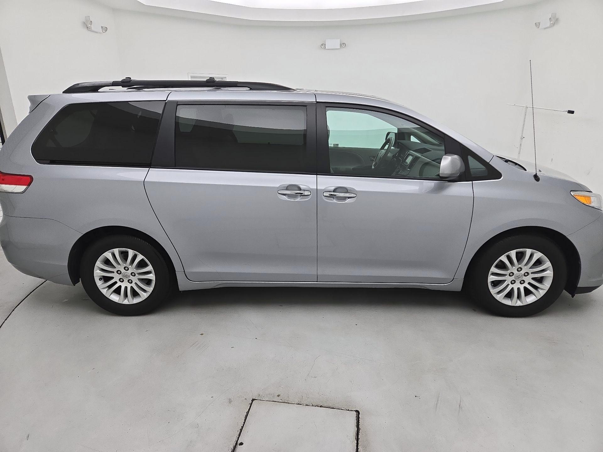 Thumbnail: 2013 Toyota Sienna - 4