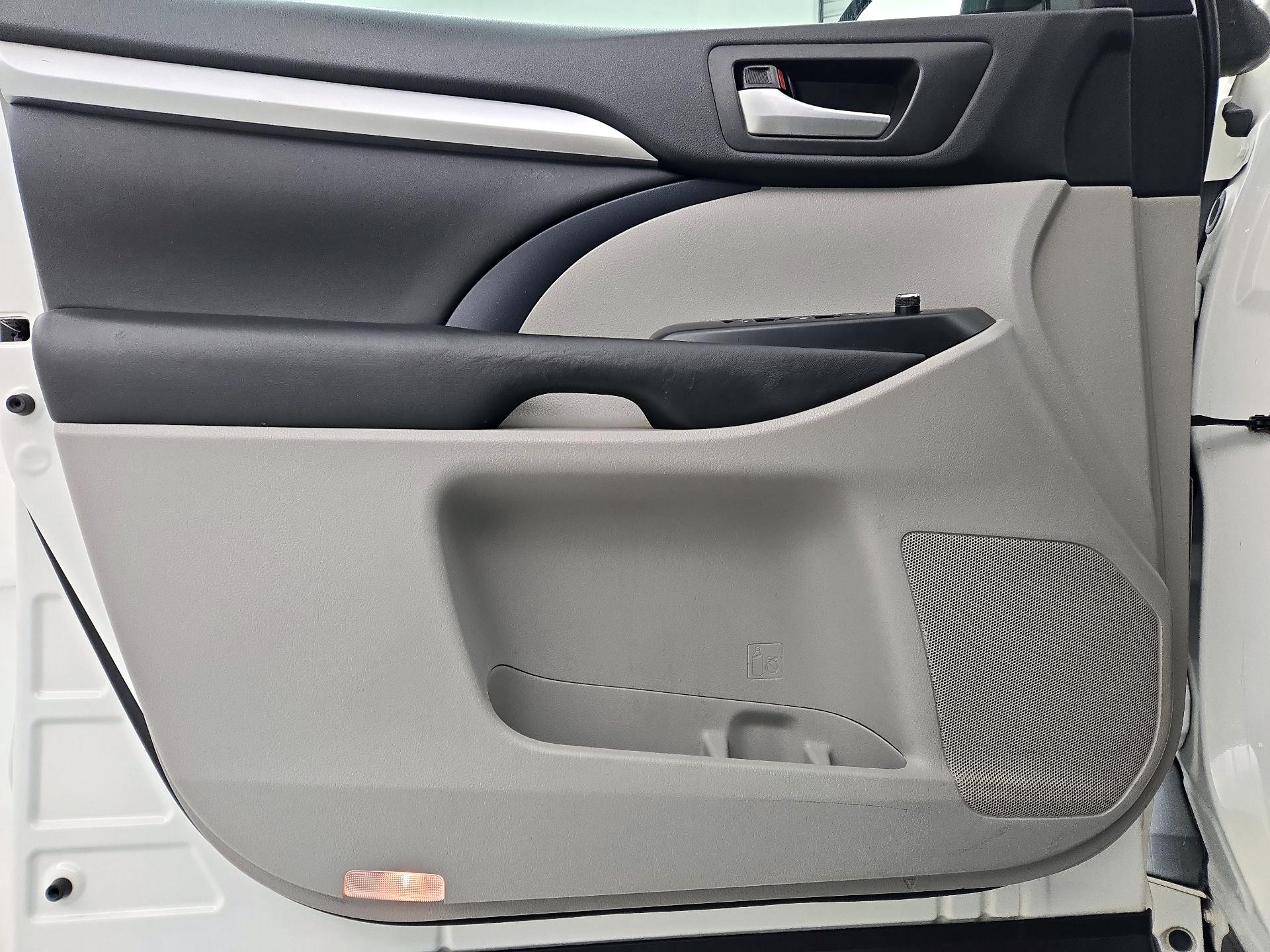 Thumbnail: 2016 Toyota Highlander - 12
