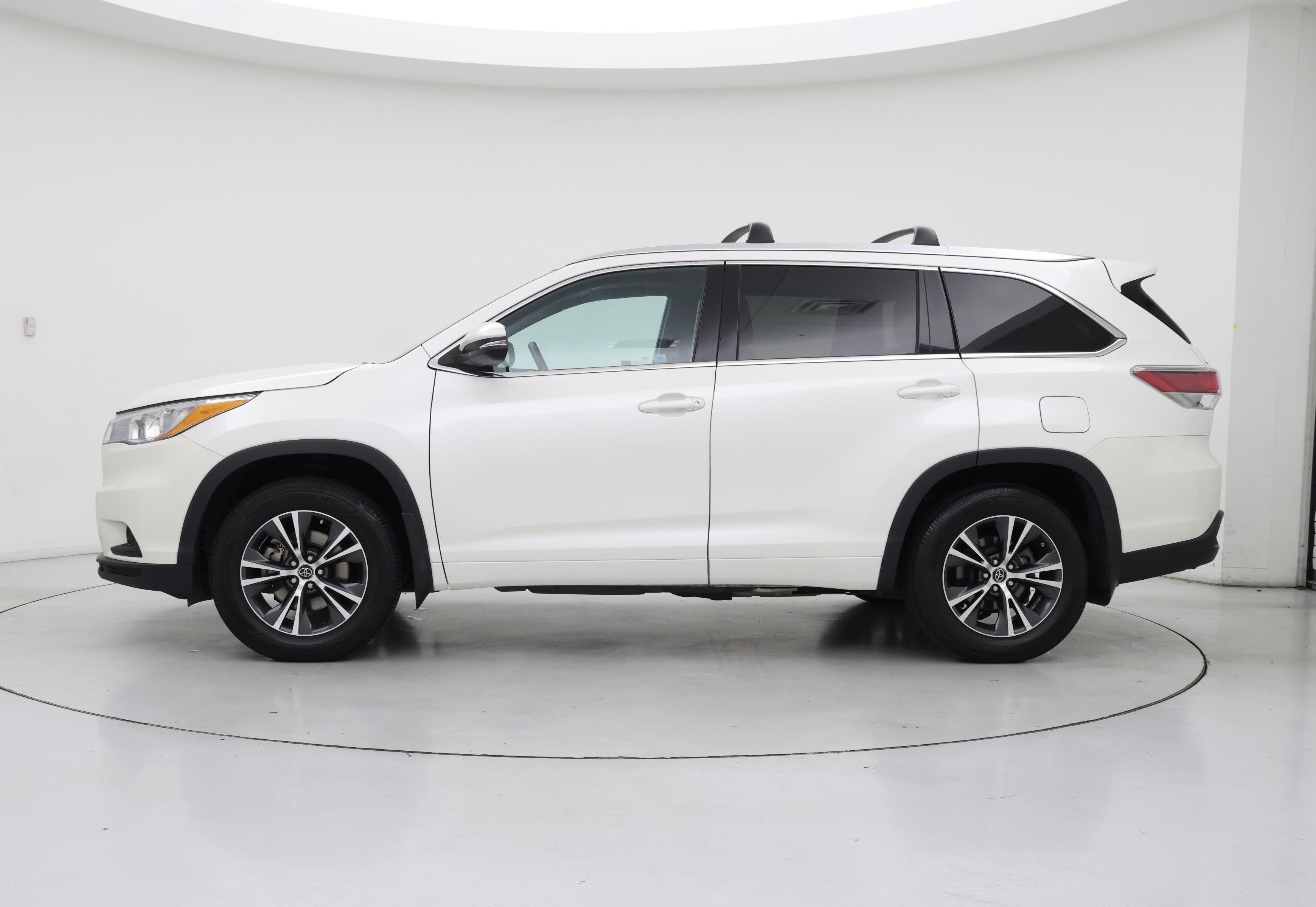 Thumbnail: 2016 Toyota Highlander - 3