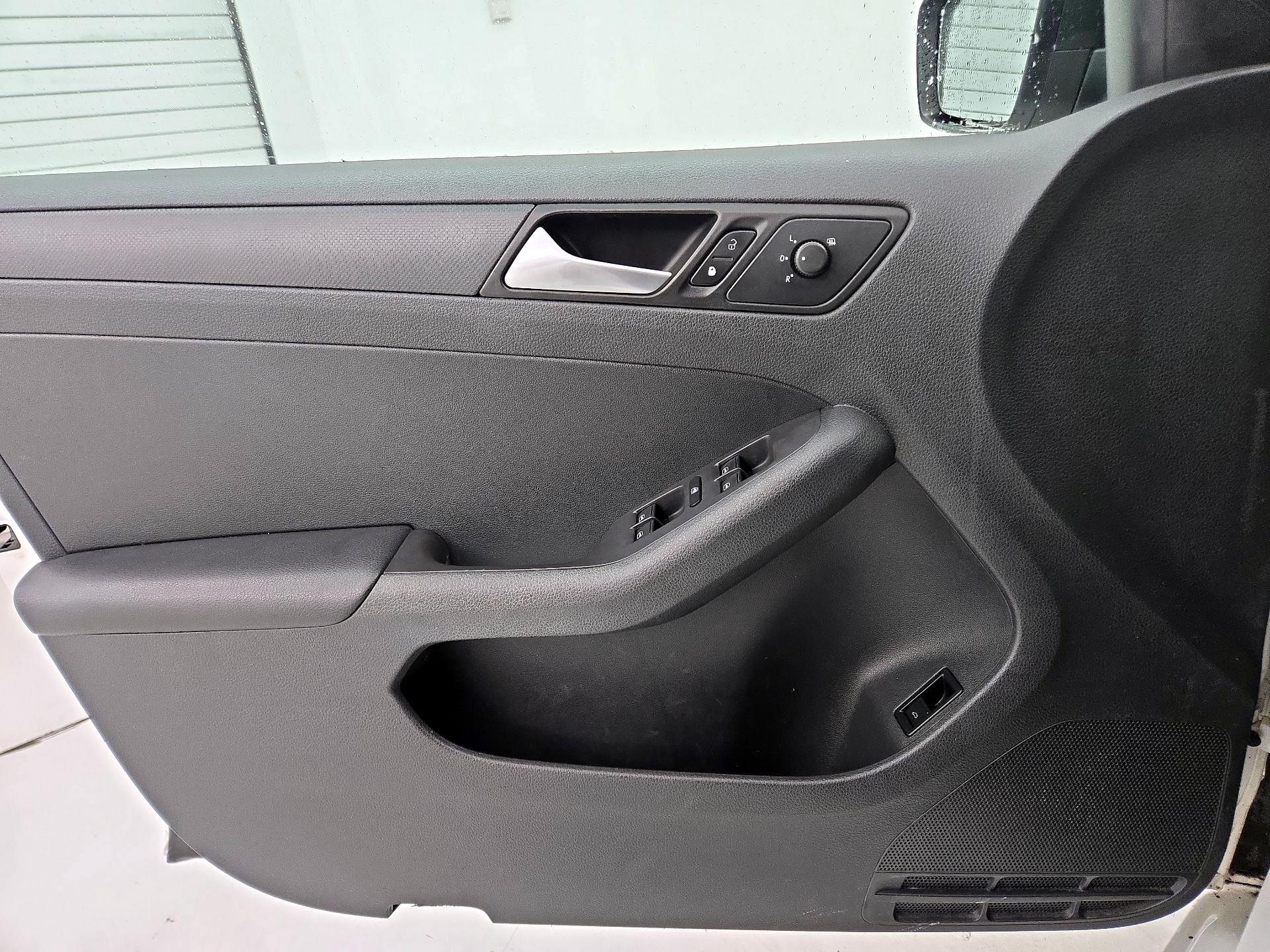 Thumbnail: 2014 Volkswagen Jetta - 12