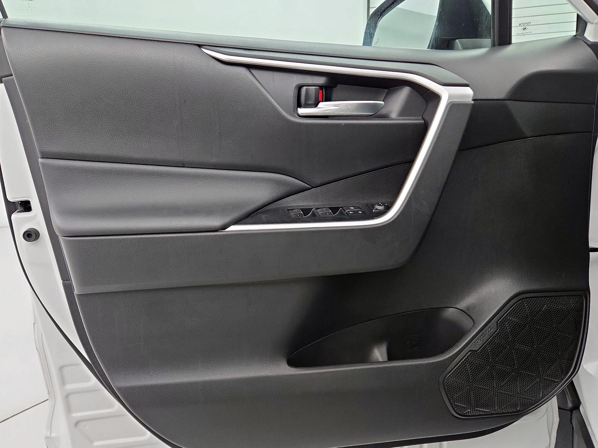 Thumbnail: 2022 Toyota RAV4 - 10