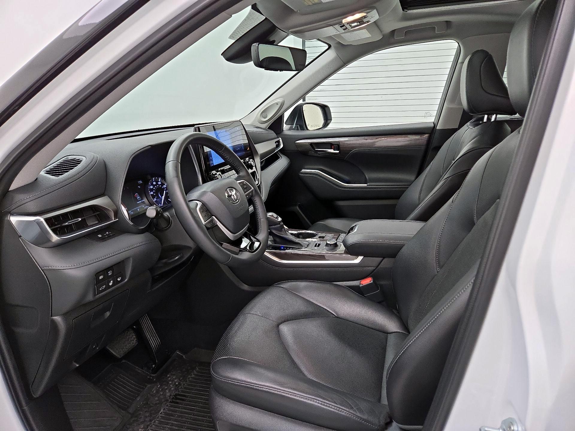 Thumbnail: 2022 Toyota Highlander - 11