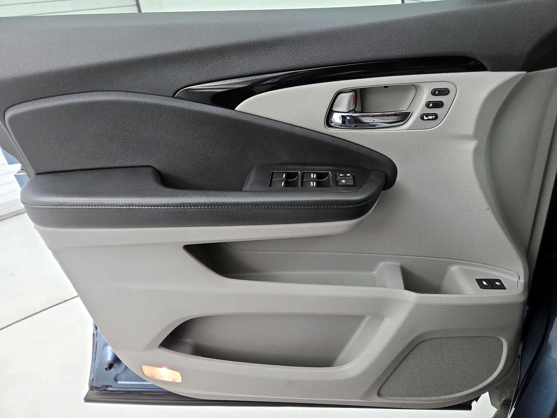 Thumbnail: 2019 Honda Pilot - 12