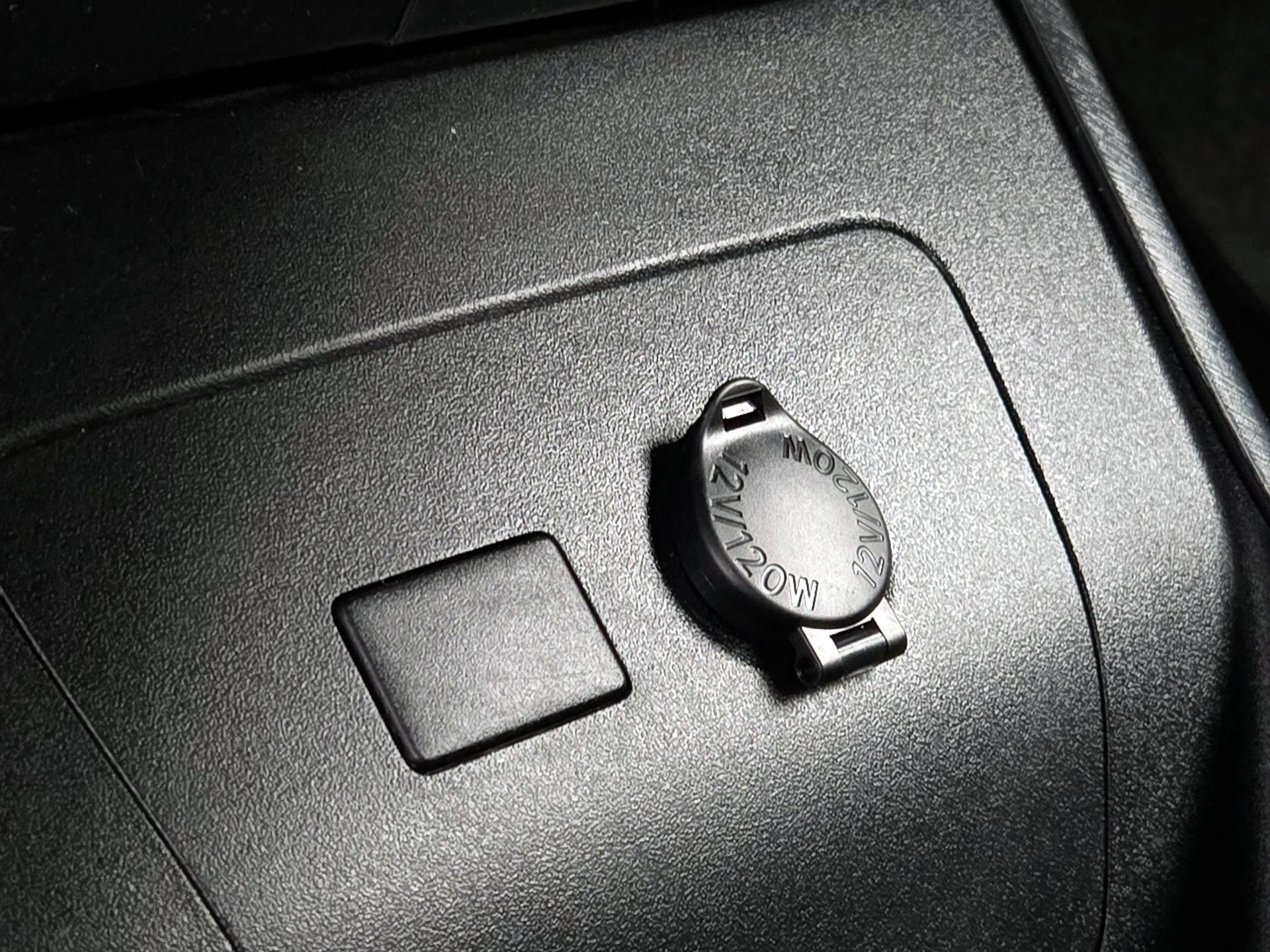 Thumbnail: 2015 Toyota Prius - 18
