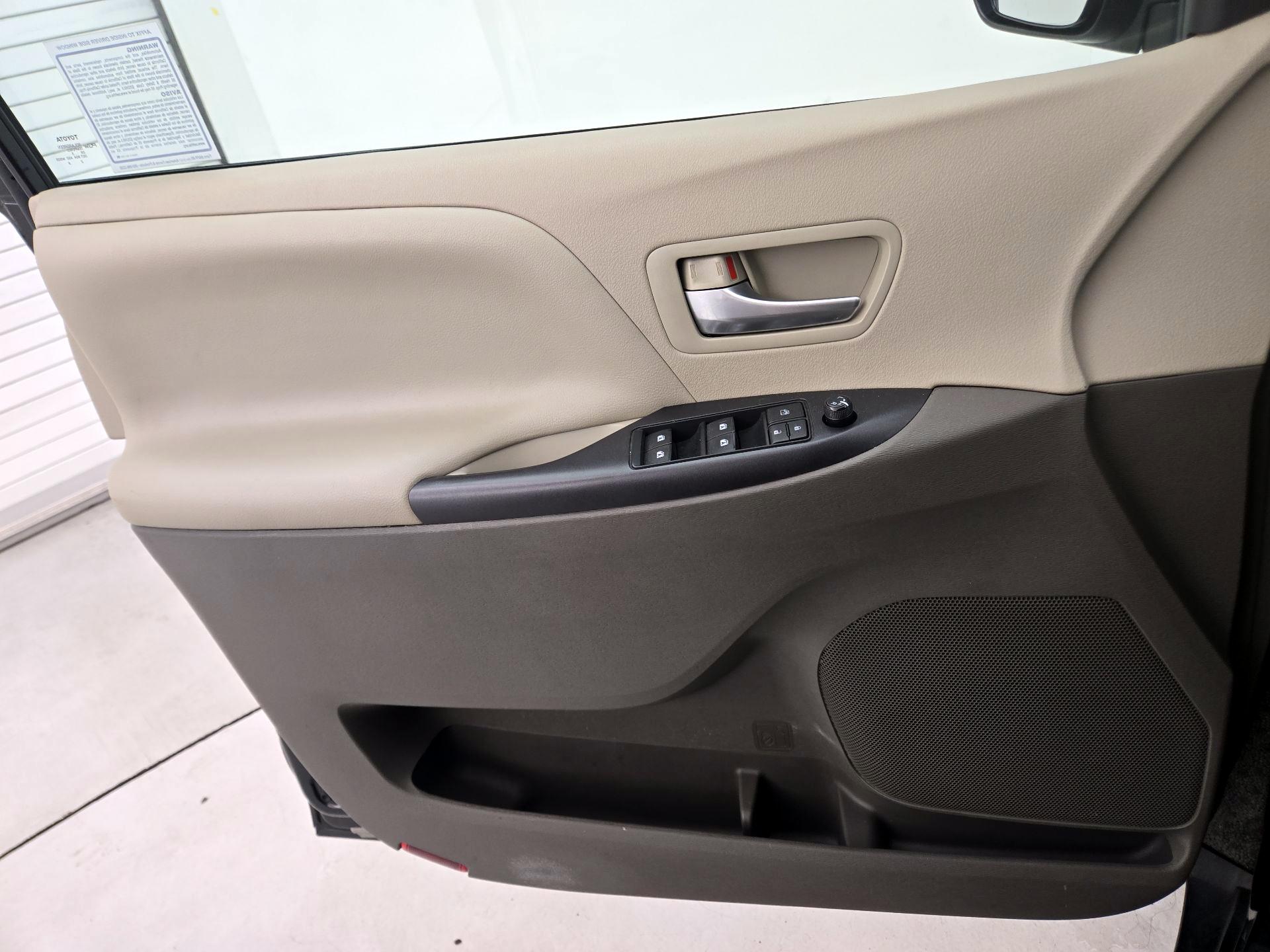 Thumbnail: 2015 Toyota Sienna - 12