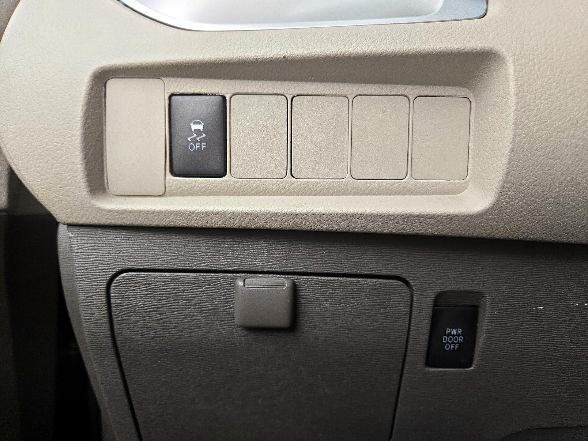 Thumbnail: 2015 Toyota Sienna - 13