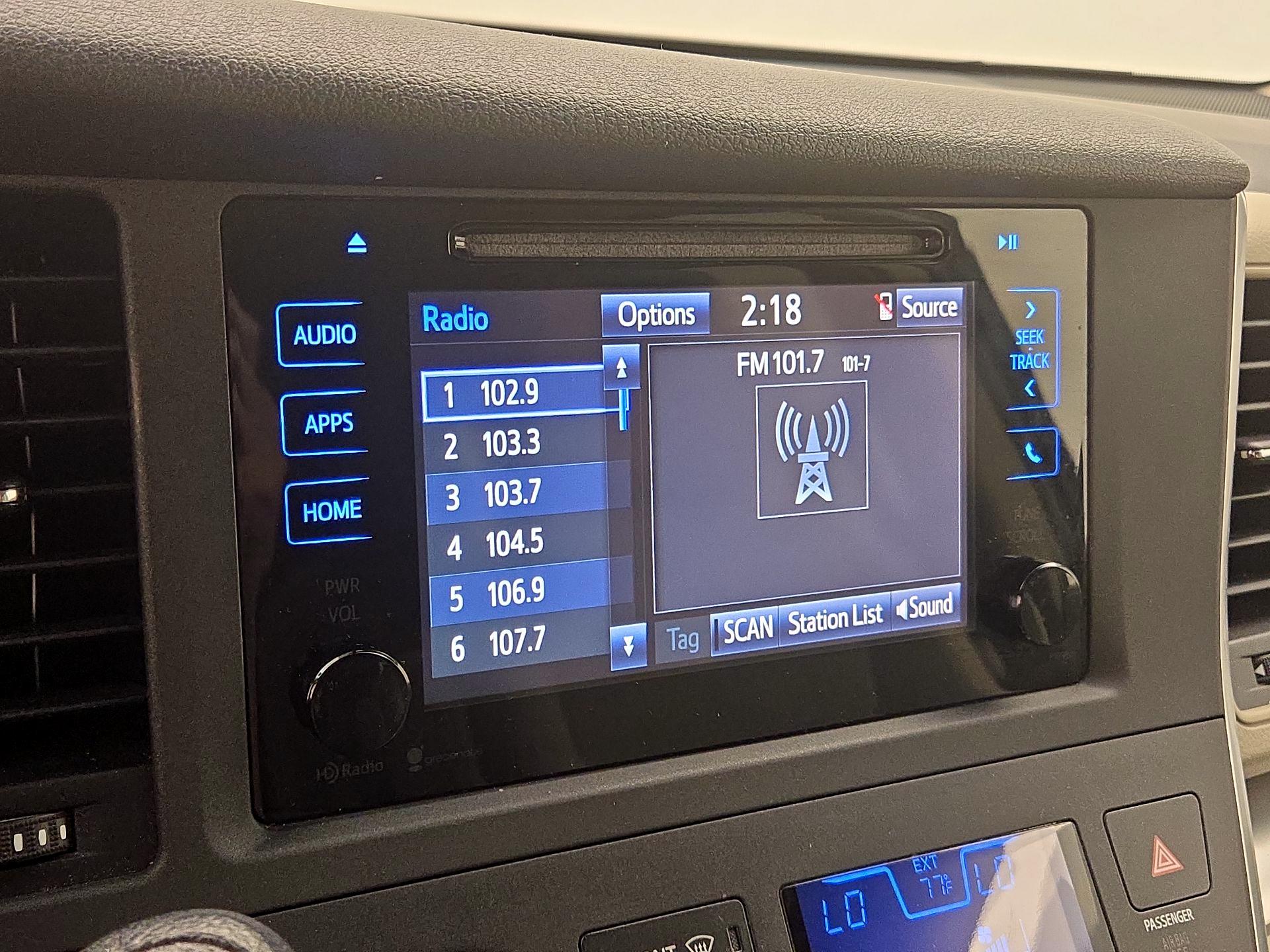 Thumbnail: 2015 Toyota Sienna - 15