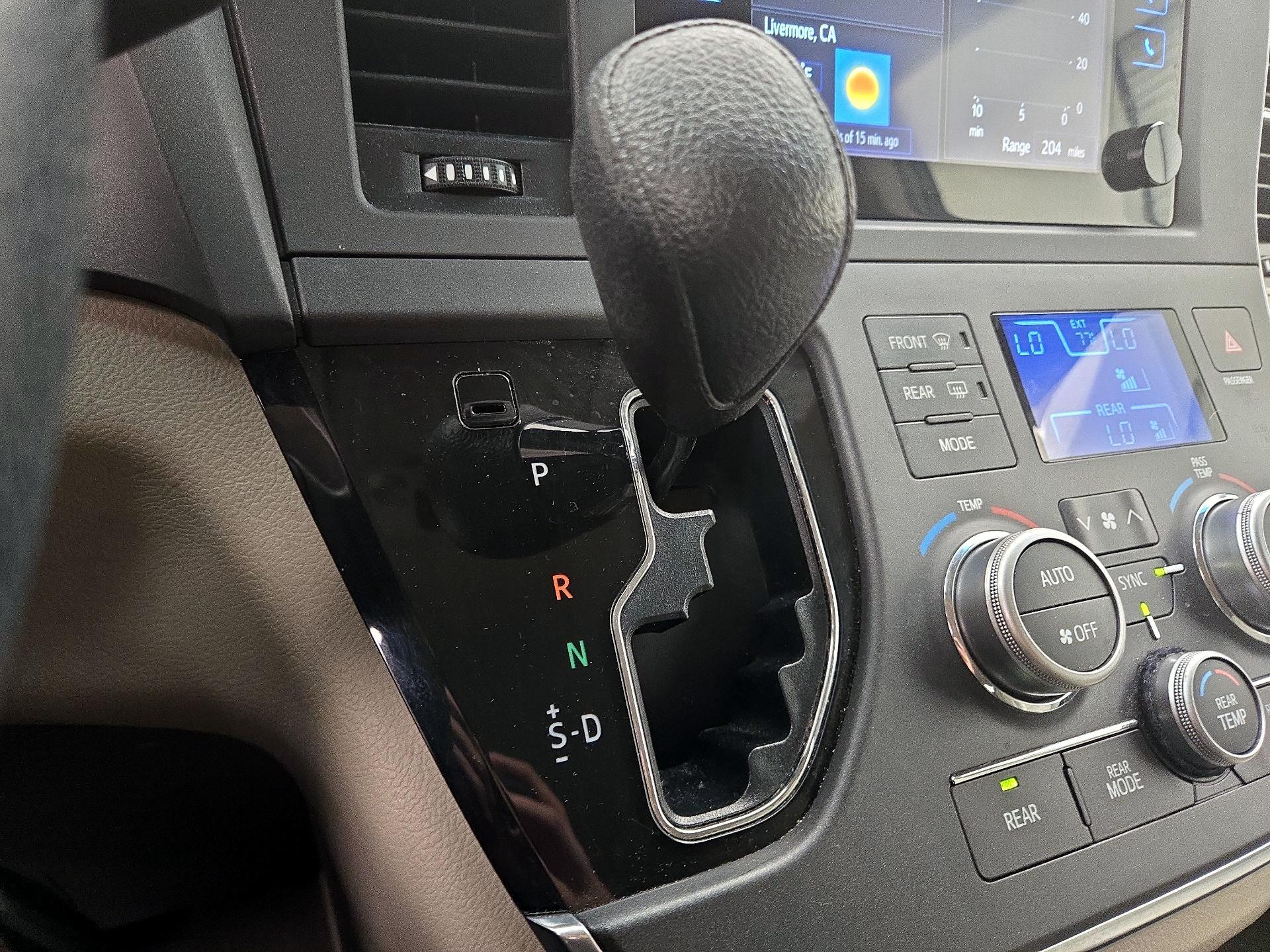 Thumbnail: 2015 Toyota Sienna - 17