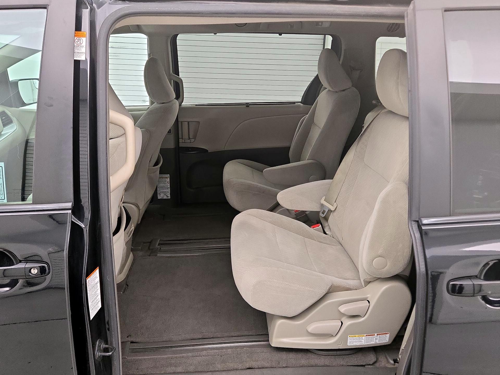 Thumbnail: 2015 Toyota Sienna - 19