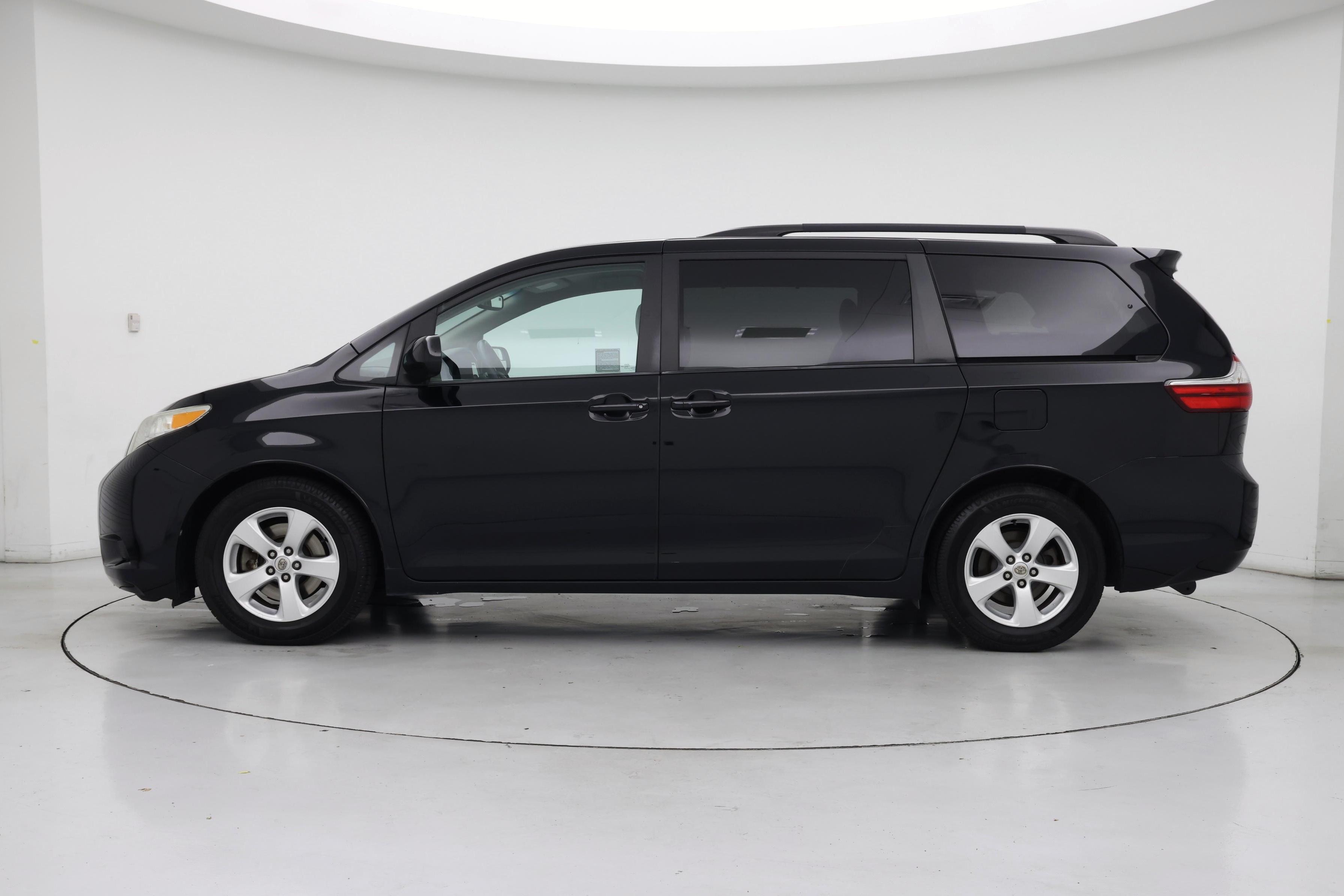 Thumbnail: 2015 Toyota Sienna - 3