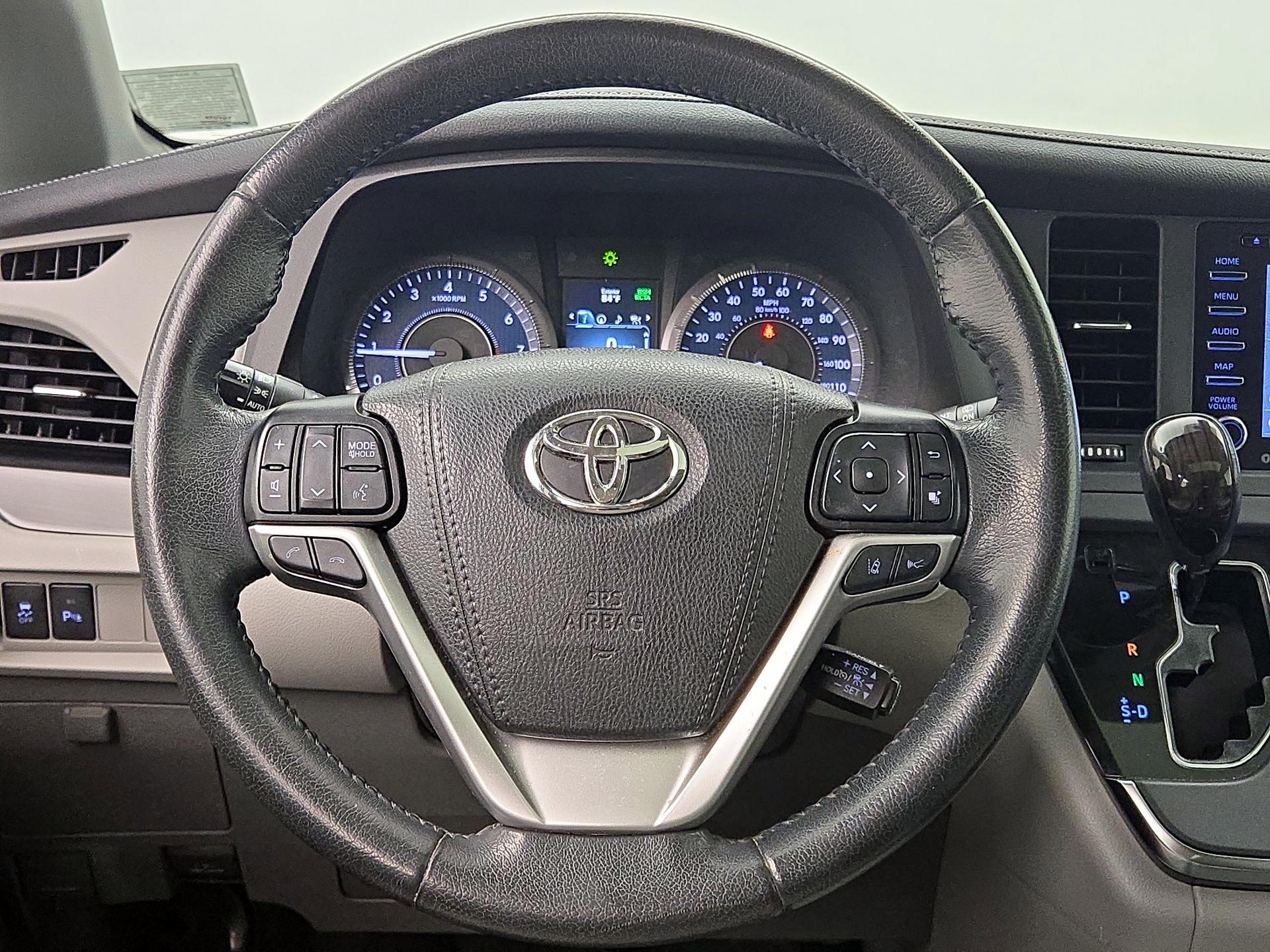 Thumbnail: 2019 Toyota Sienna - 10