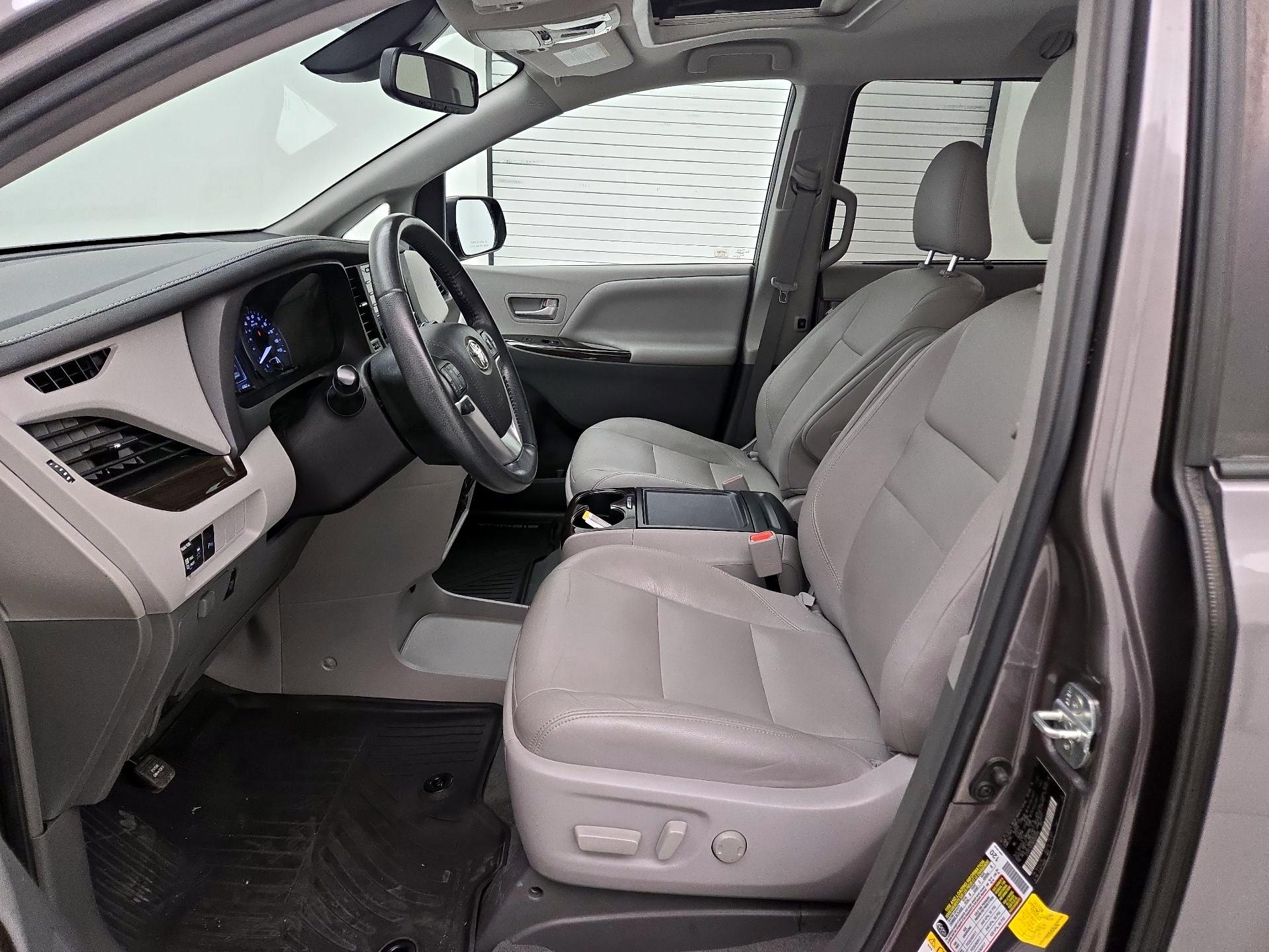 Thumbnail: 2019 Toyota Sienna - 11