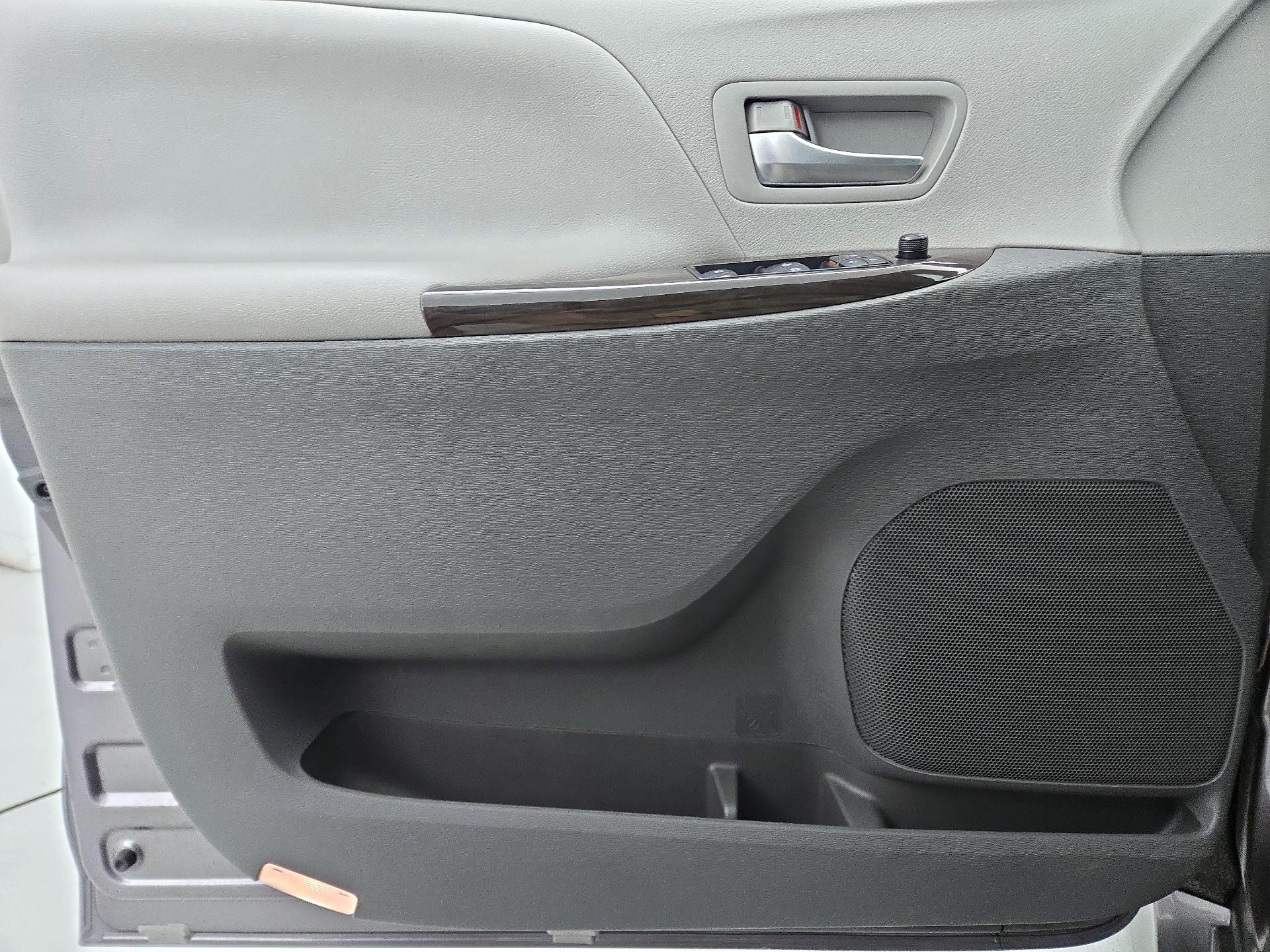 Thumbnail: 2019 Toyota Sienna - 12