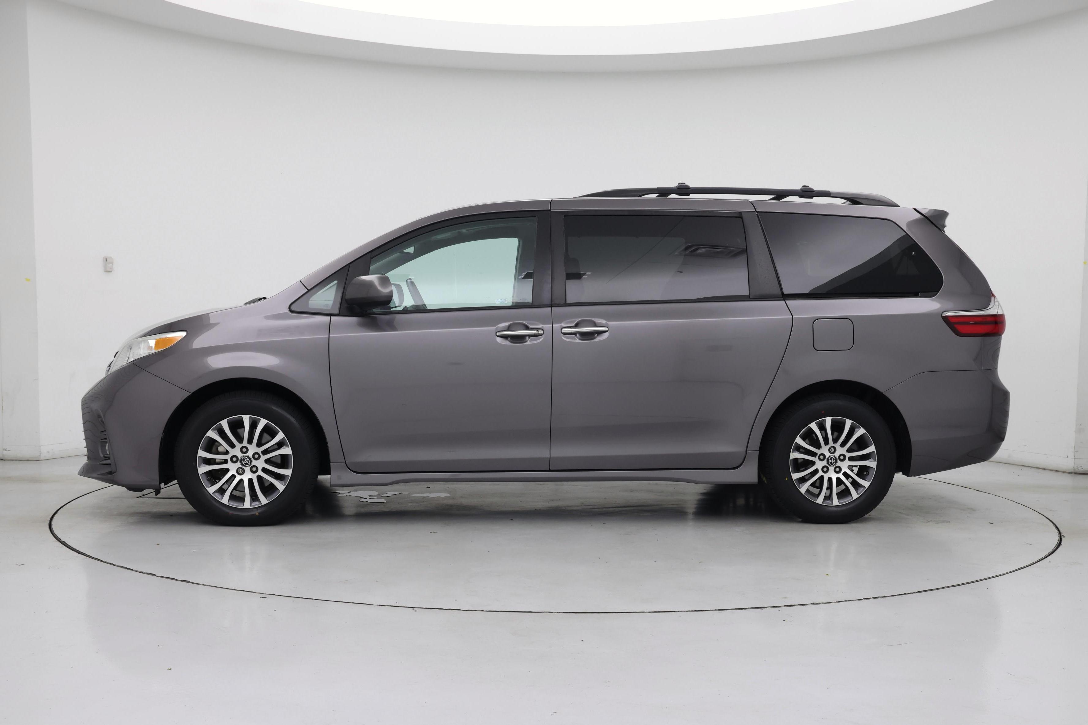 Thumbnail: 2019 Toyota Sienna - 3