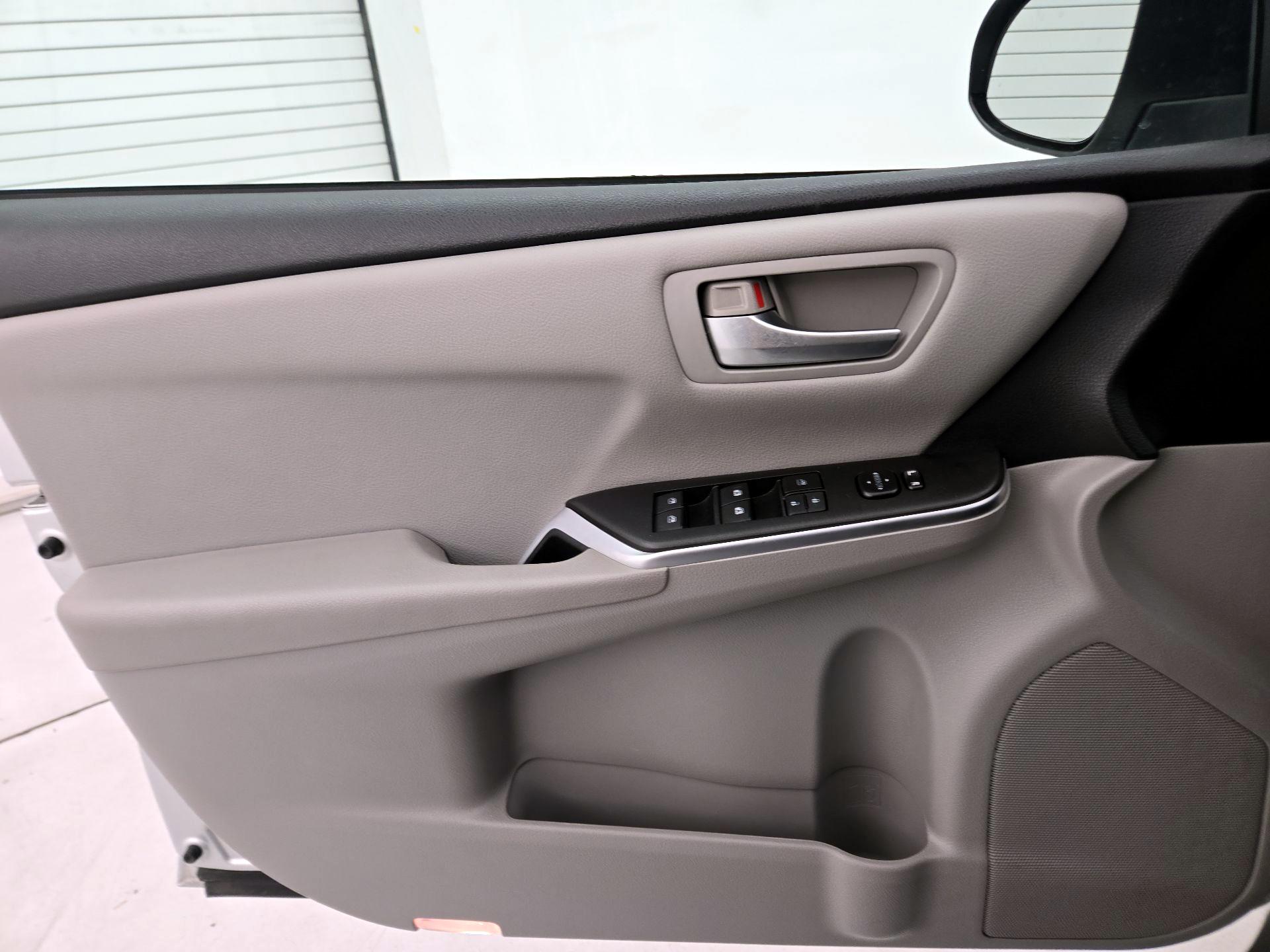 Thumbnail: 2015 Toyota Camry - 12