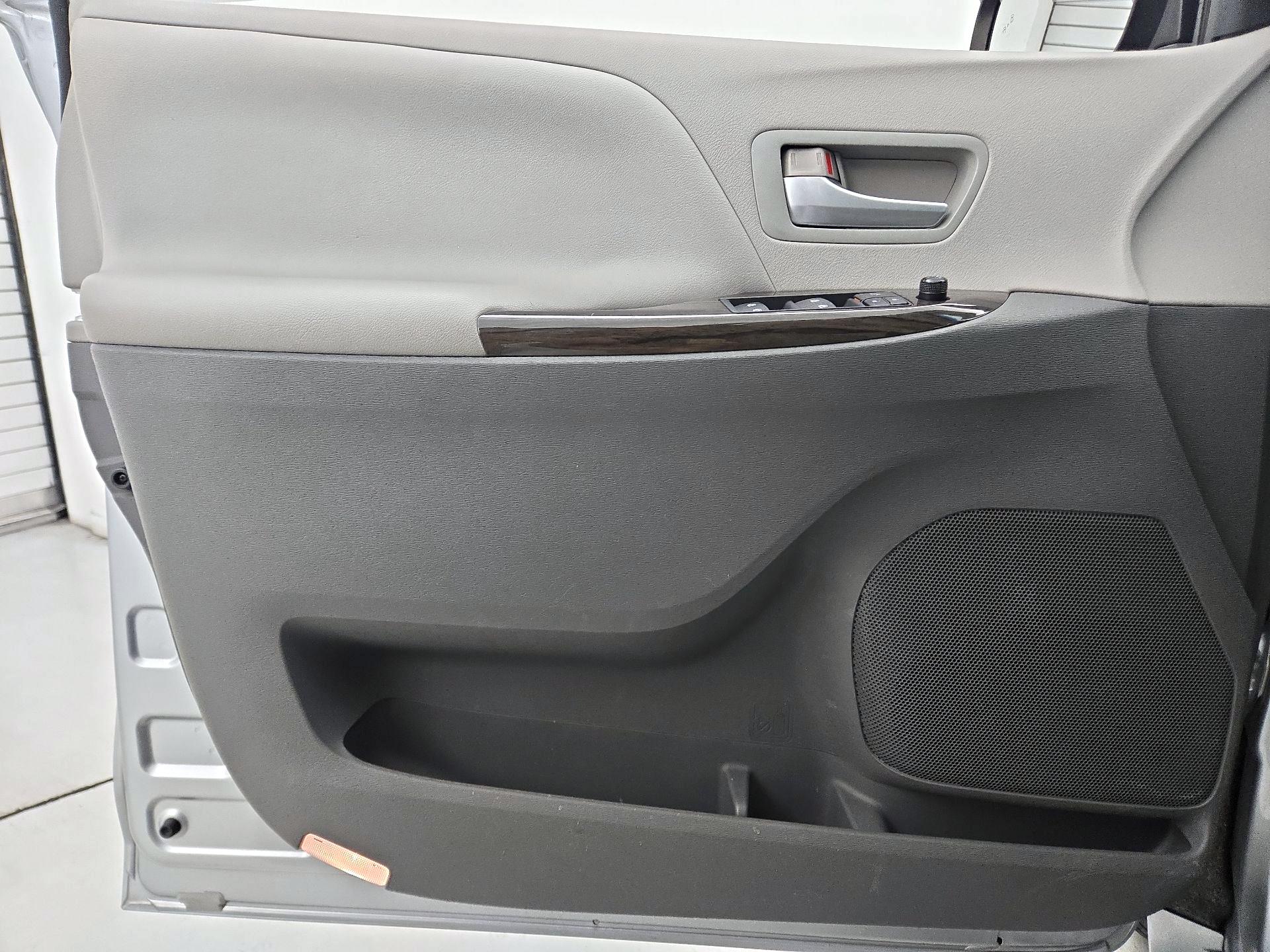Thumbnail: 2015 Toyota Sienna - 12