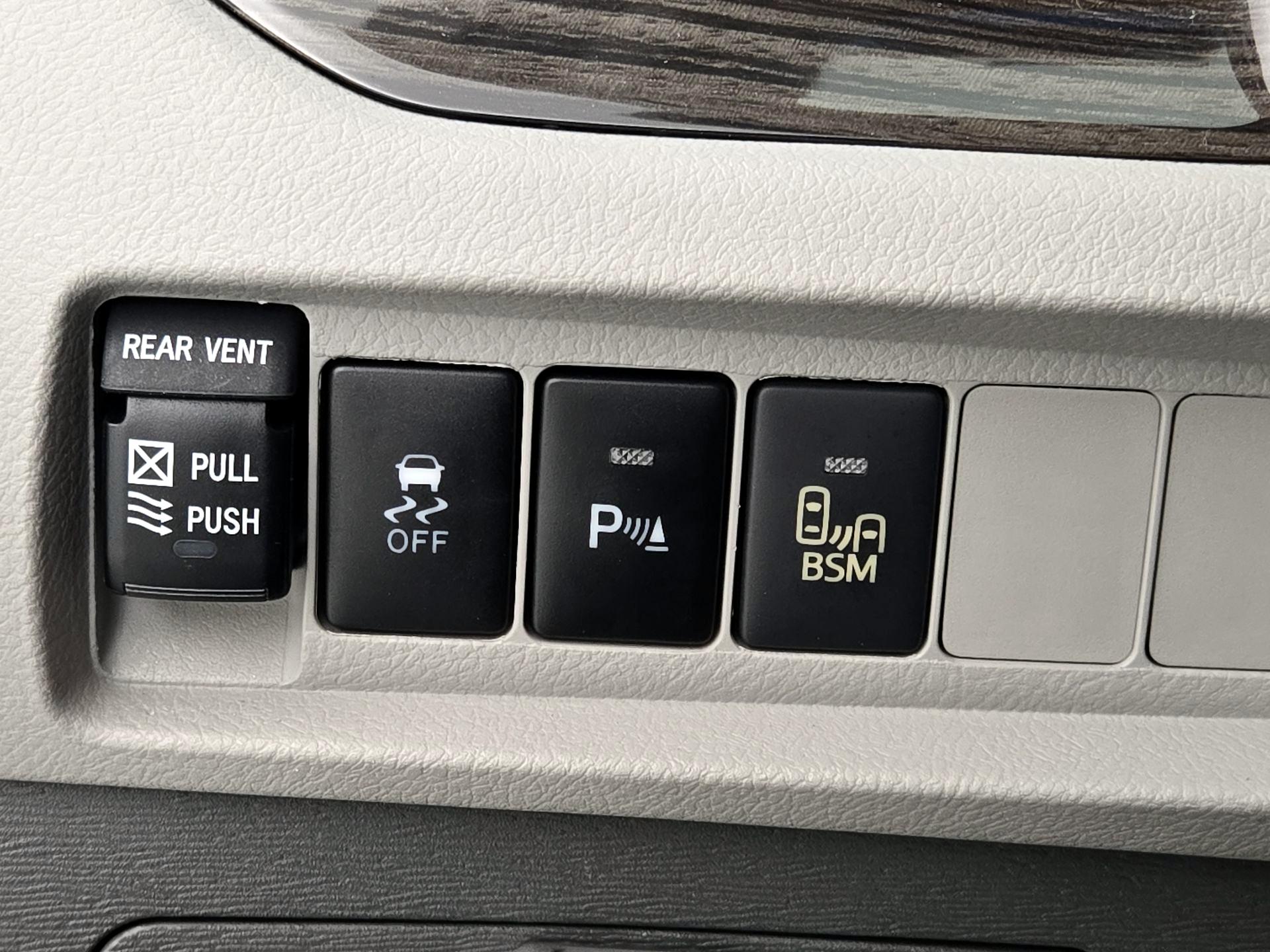 Thumbnail: 2015 Toyota Sienna - 13