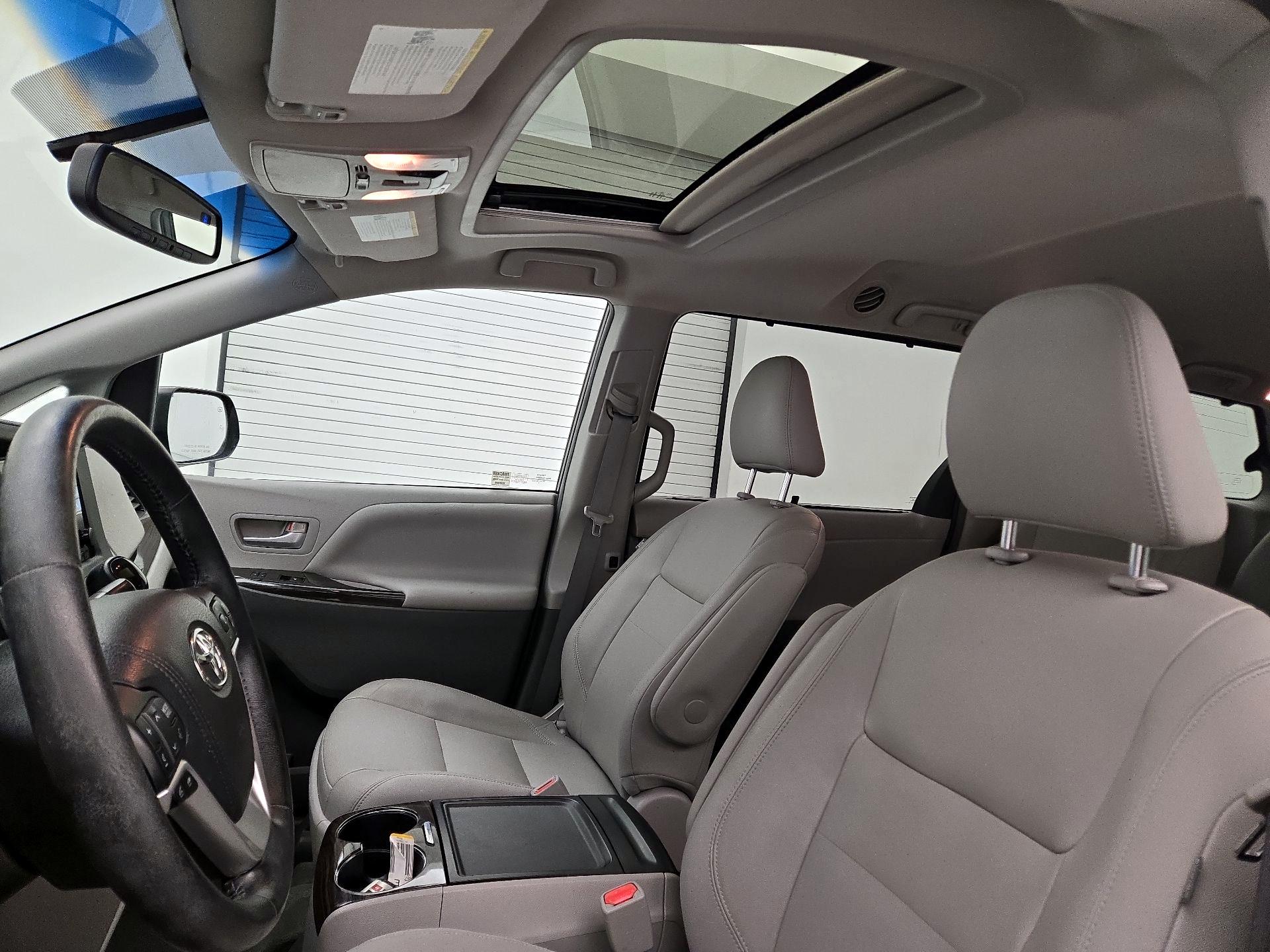 Thumbnail: 2015 Toyota Sienna - 20