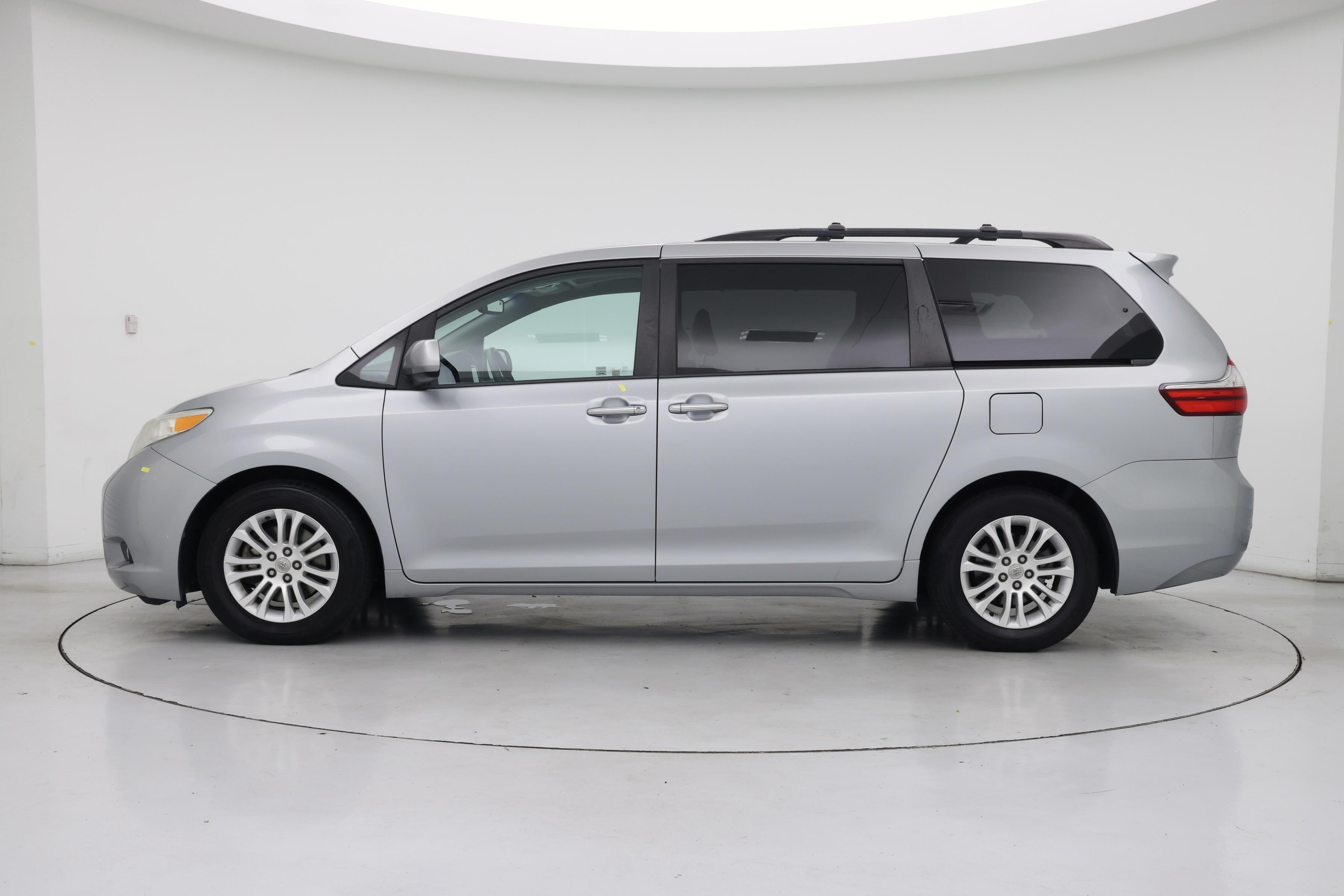 Thumbnail: 2015 Toyota Sienna - 3