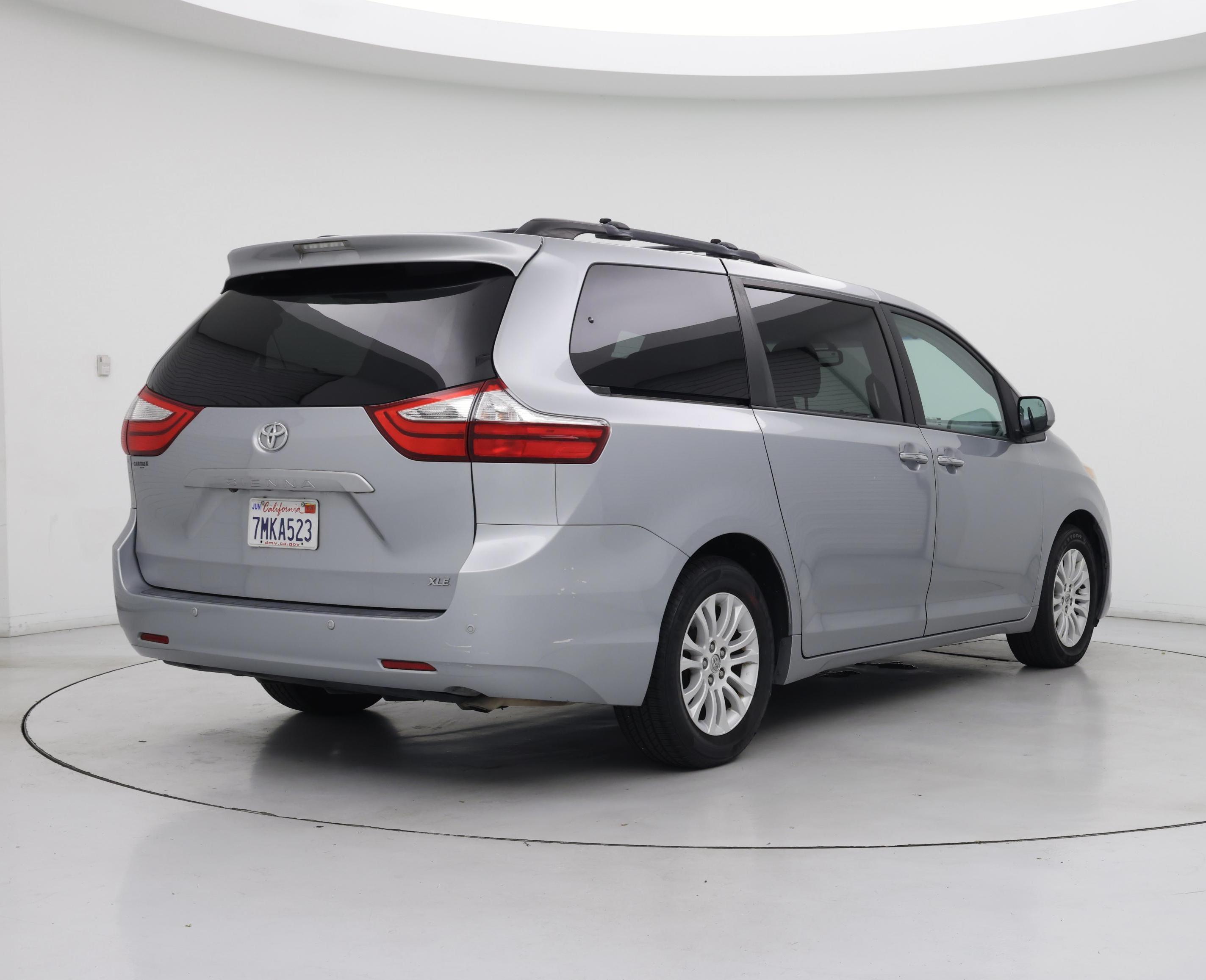 Thumbnail: 2015 Toyota Sienna - 8