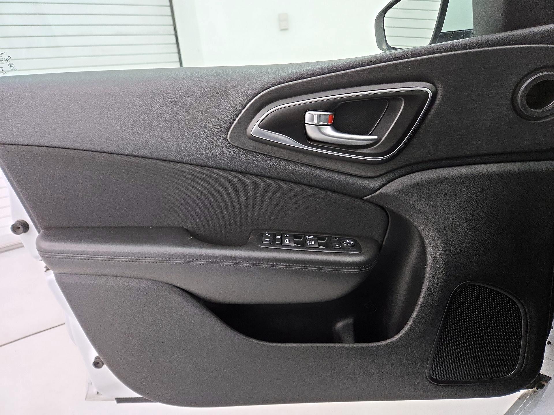 Thumbnail: 2015 Chrysler 200 - 12