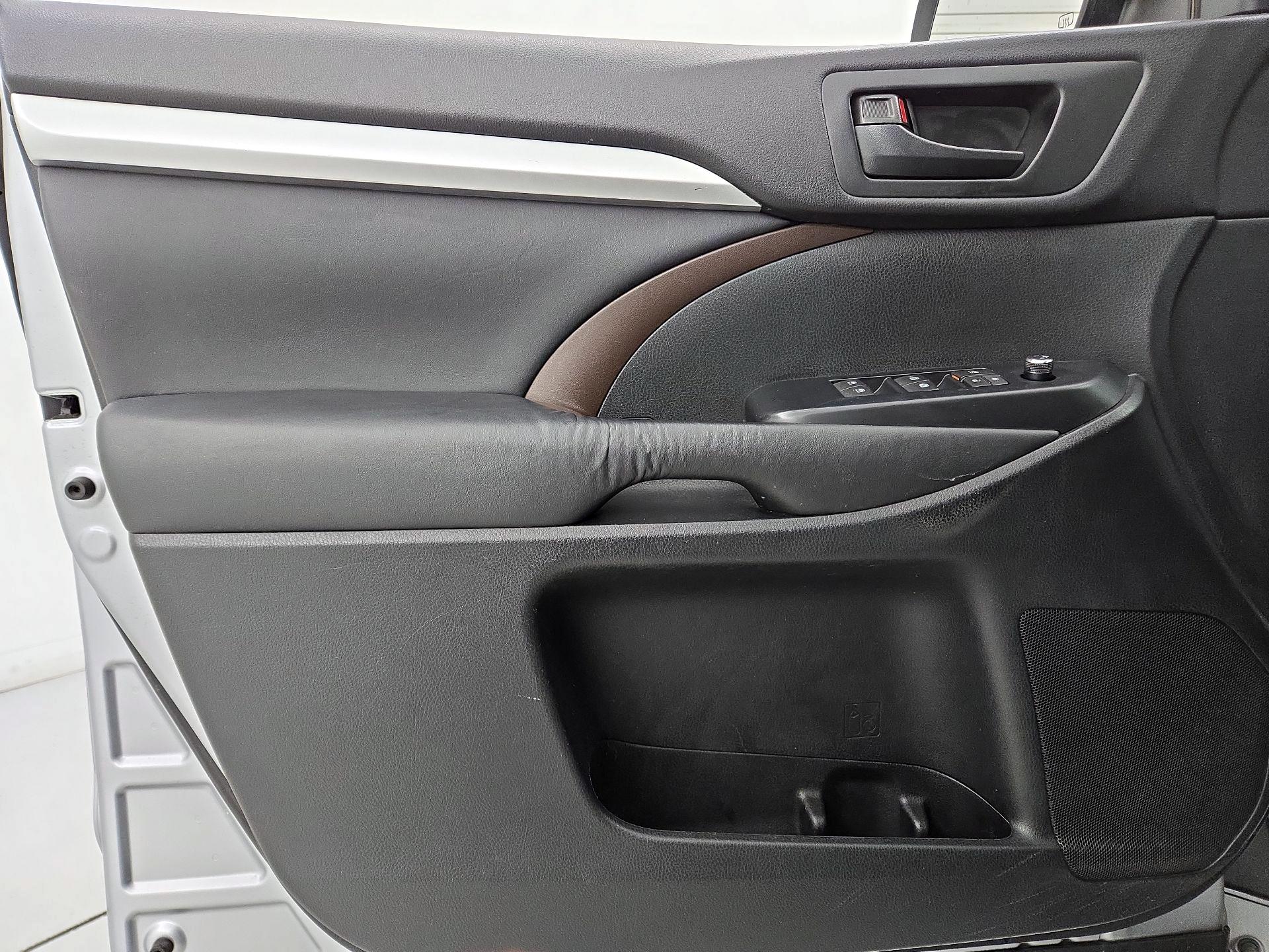 Thumbnail: 2015 Toyota Highlander - 12