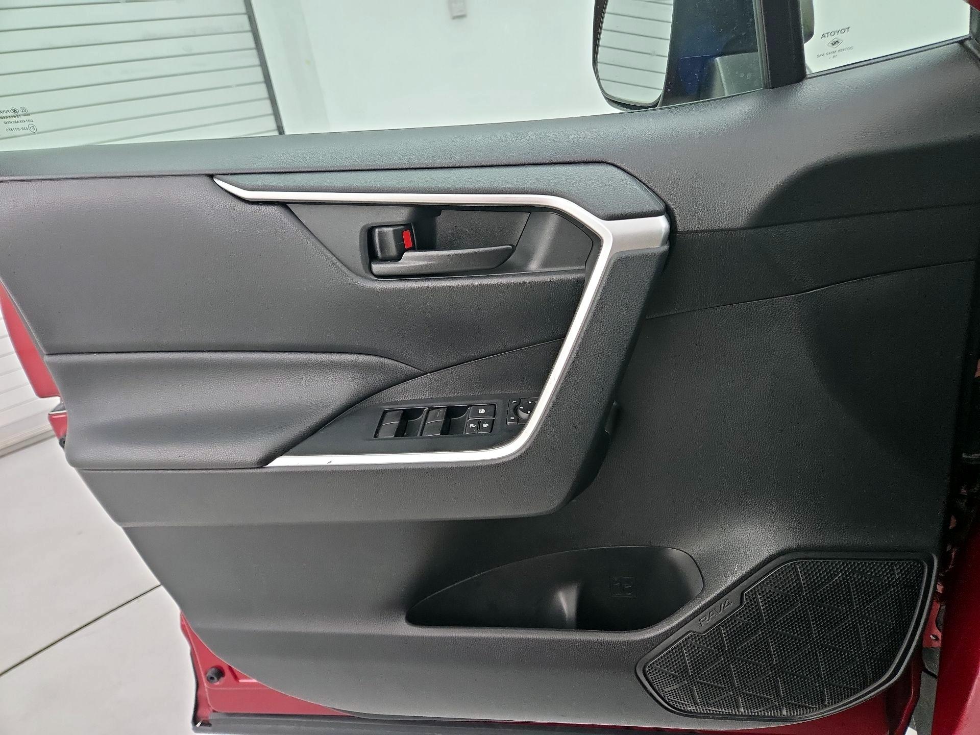 Thumbnail: 2020 Toyota RAV4 - 12