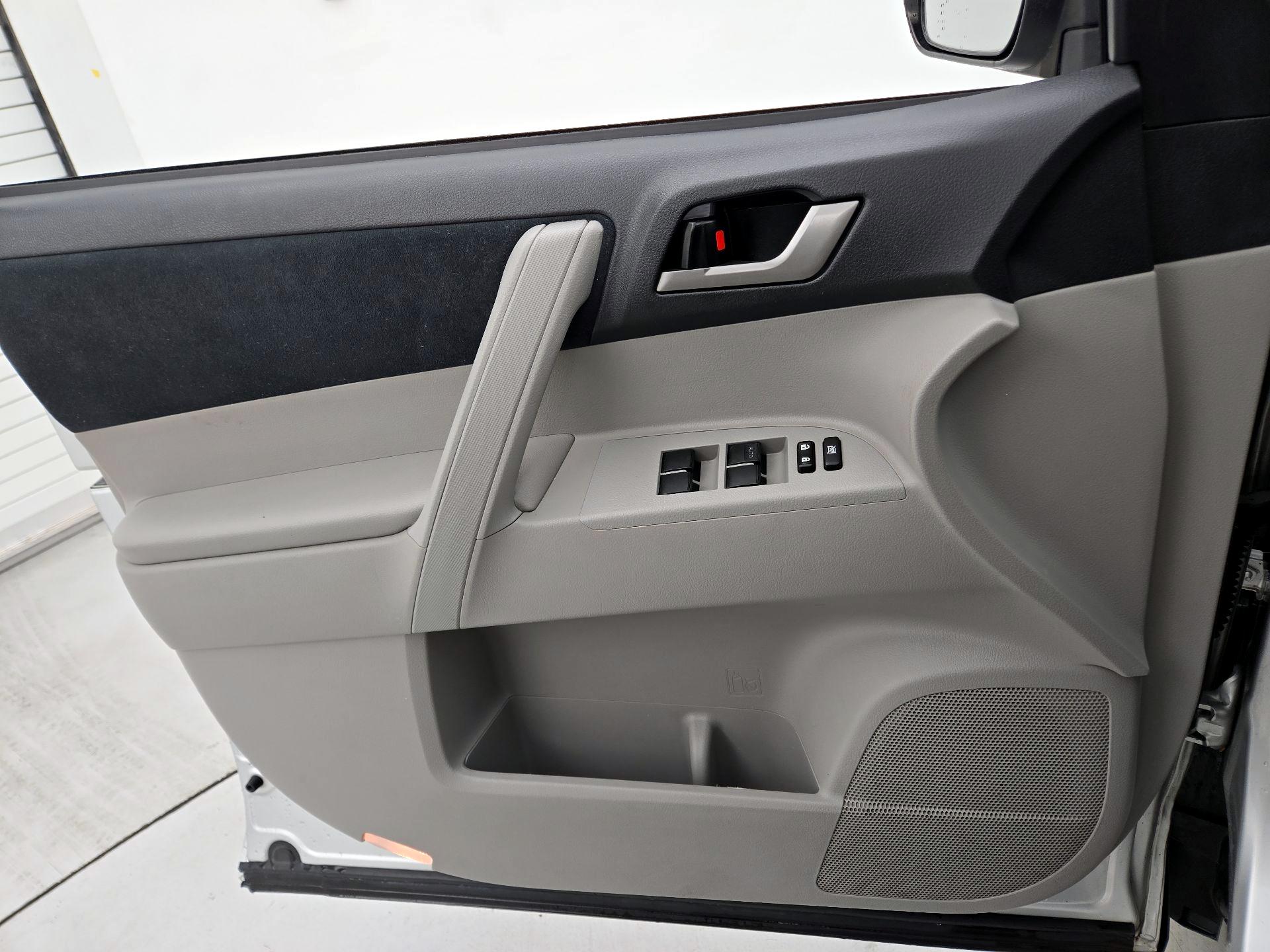 Thumbnail: 2013 Toyota Highlander - 12