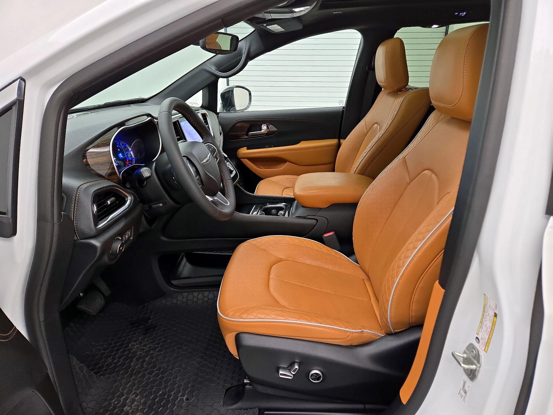 Thumbnail: 2023 Chrysler Pacifica - 11